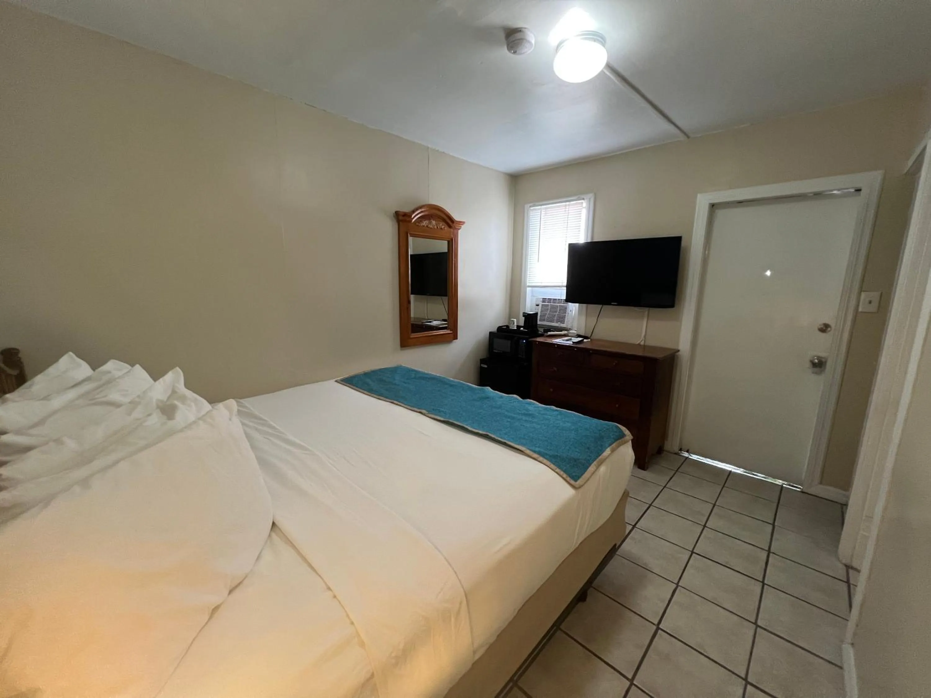 Bed in Seashell Motel and International Hostel