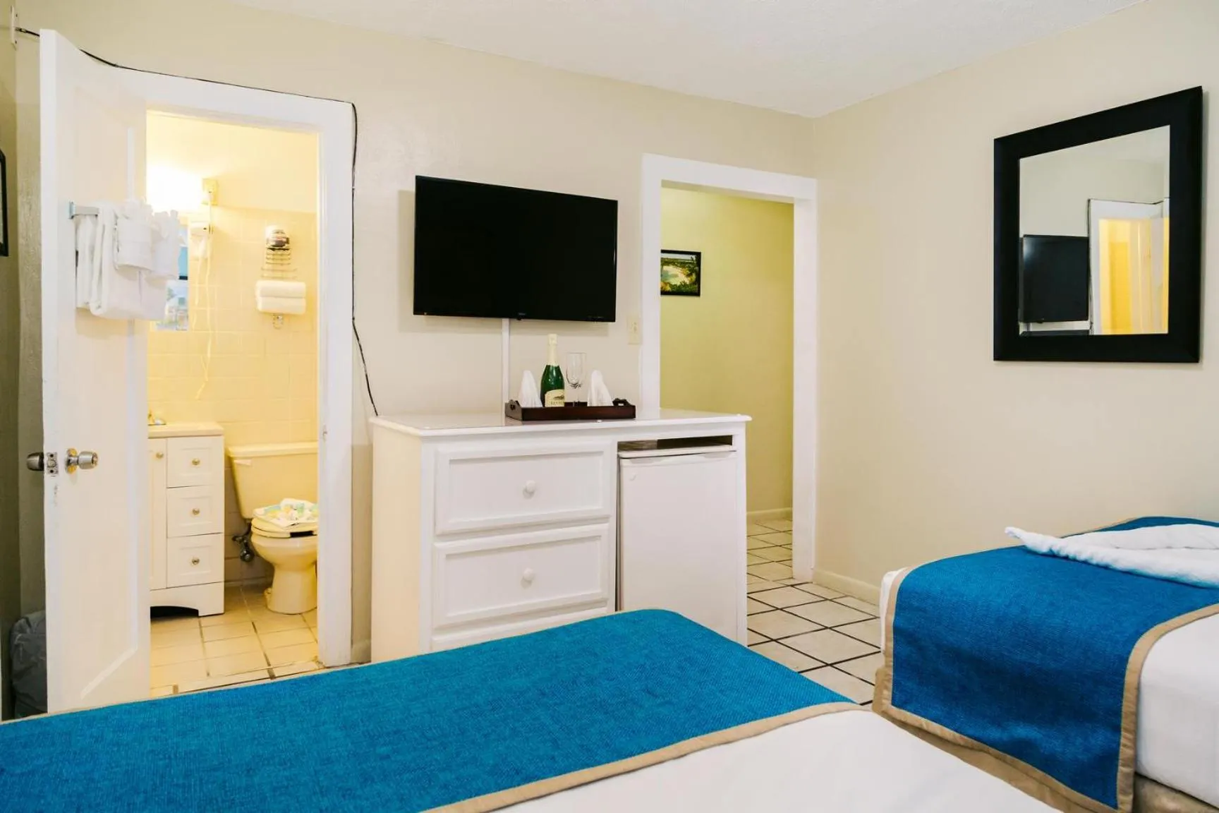 Bed in Seashell Motel and International Hostel