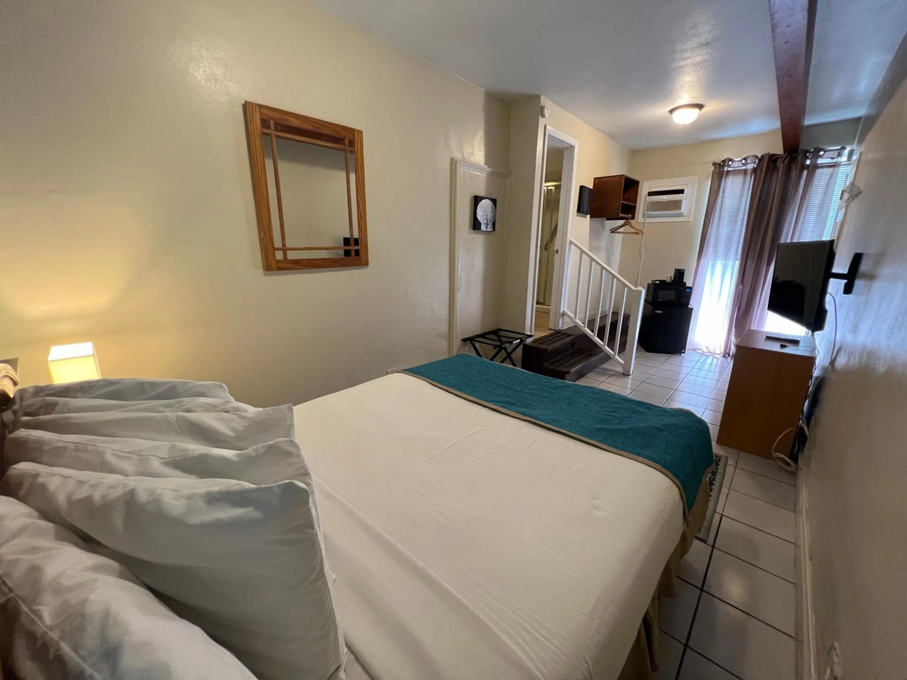 Bed in Seashell Motel and International Hostel