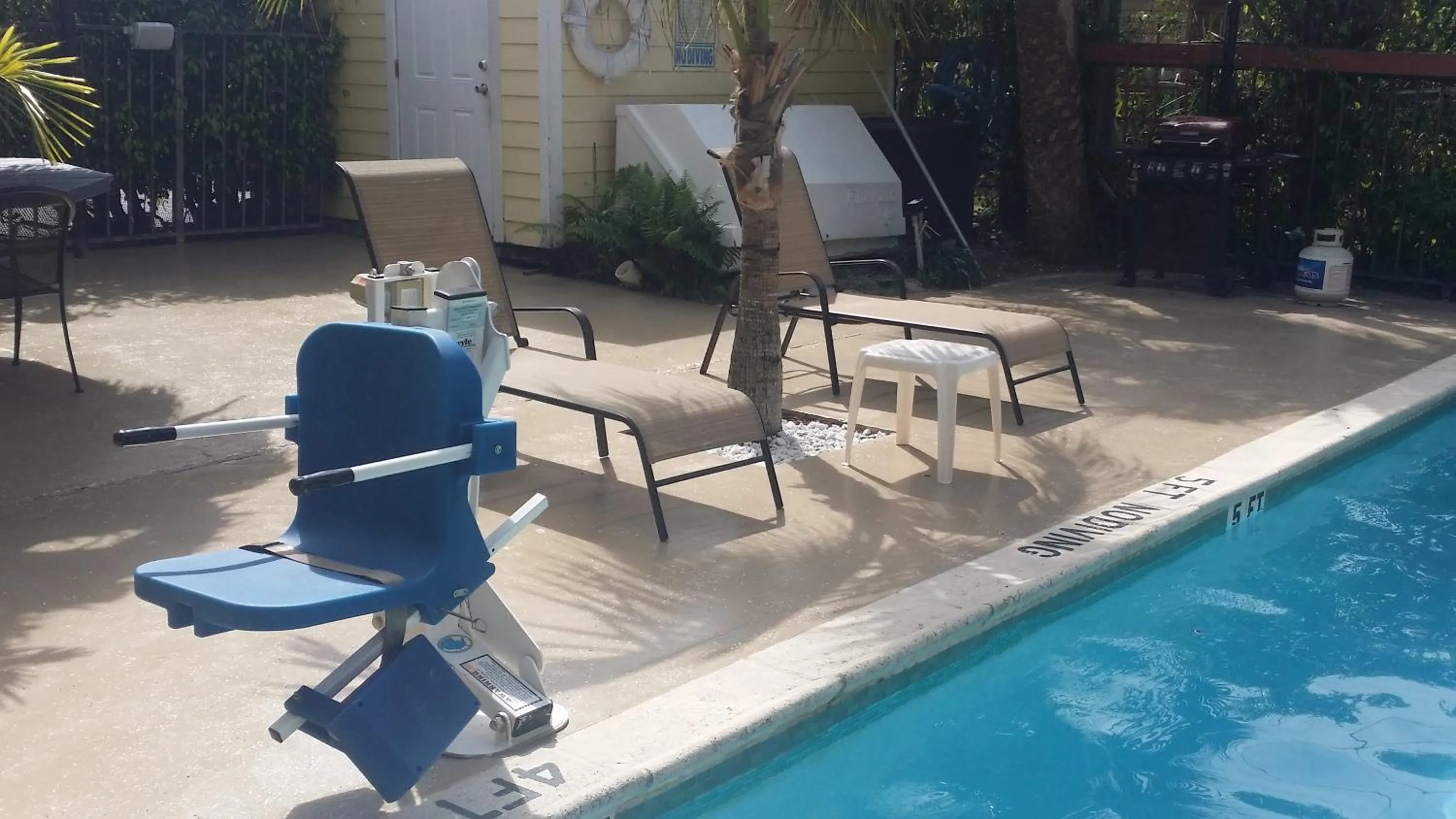 Swimming pool in Lake Side Lodge