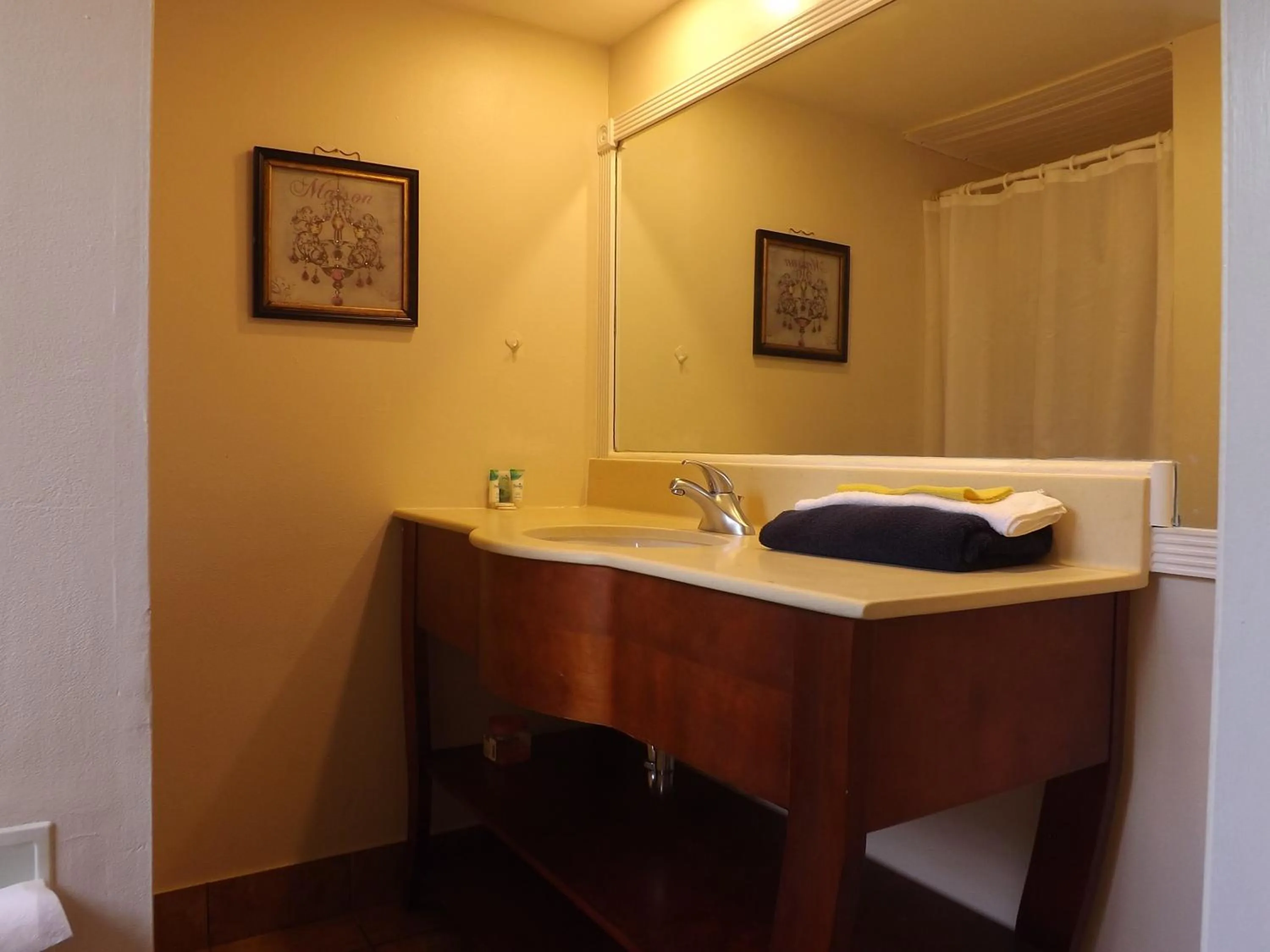 Bed in Lake Side Lodge