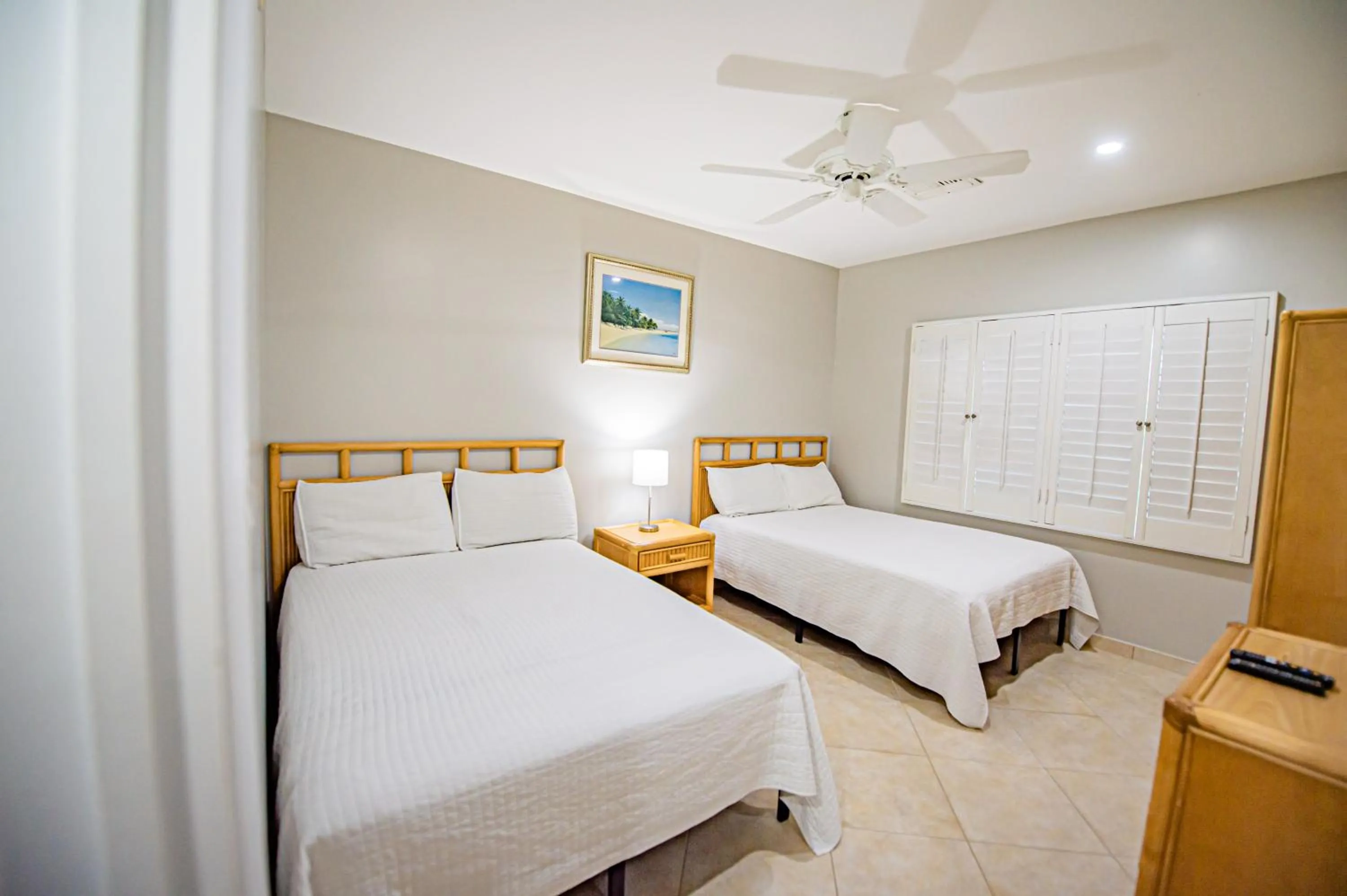 Bedroom, Bed in Seven Mile Beach Resort