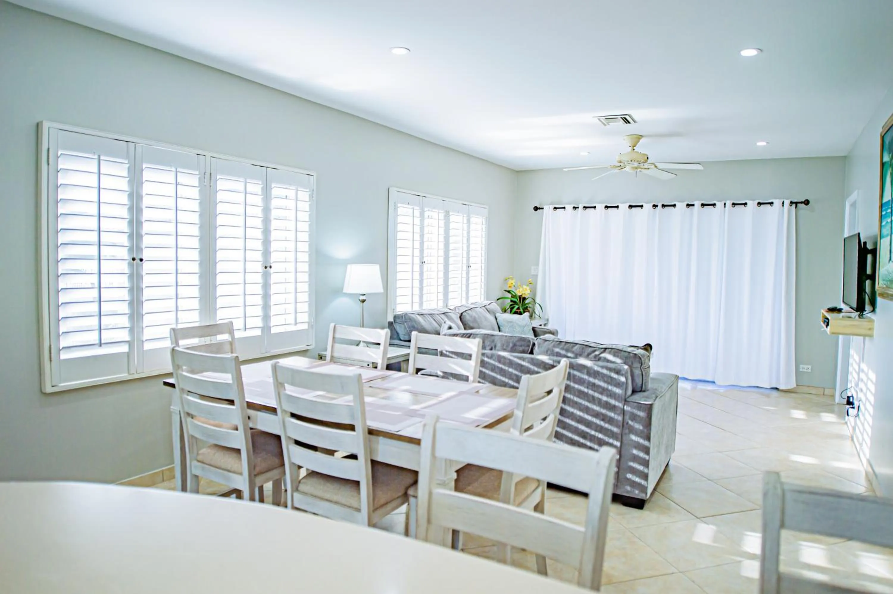 Dining area in Seven Mile Beach Resort