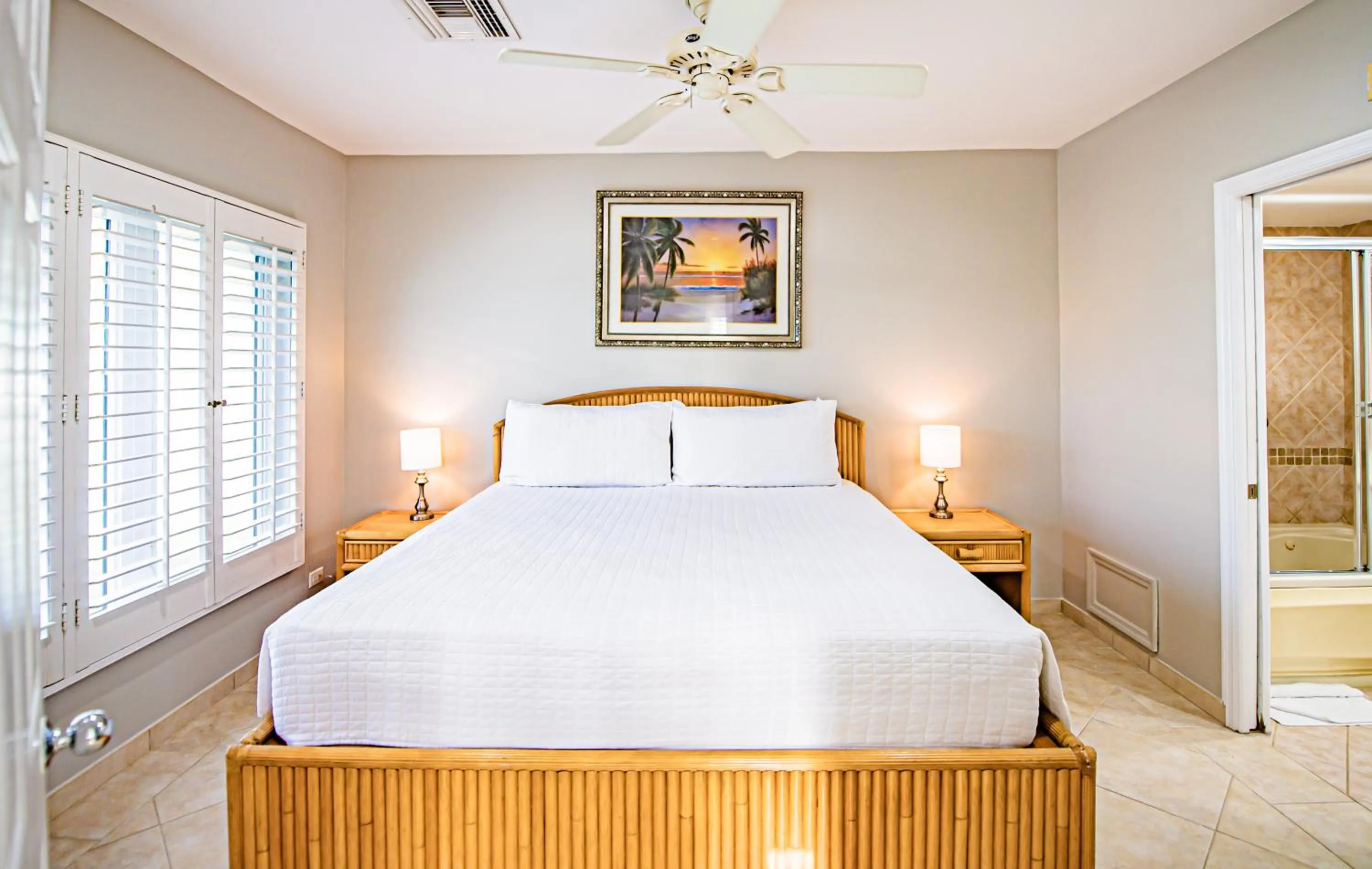 Bedroom, Bed in Seven Mile Beach Resort