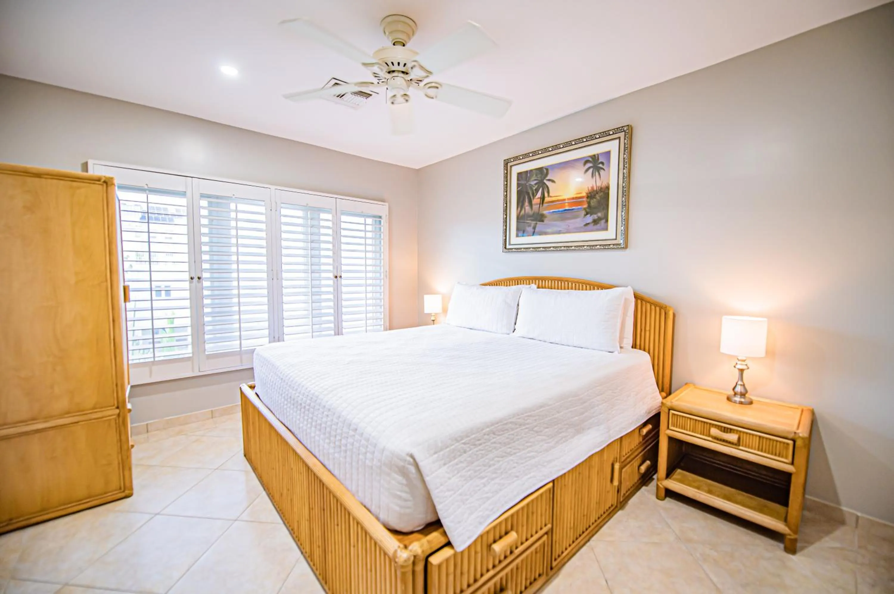 Bedroom, Bed in Seven Mile Beach Resort