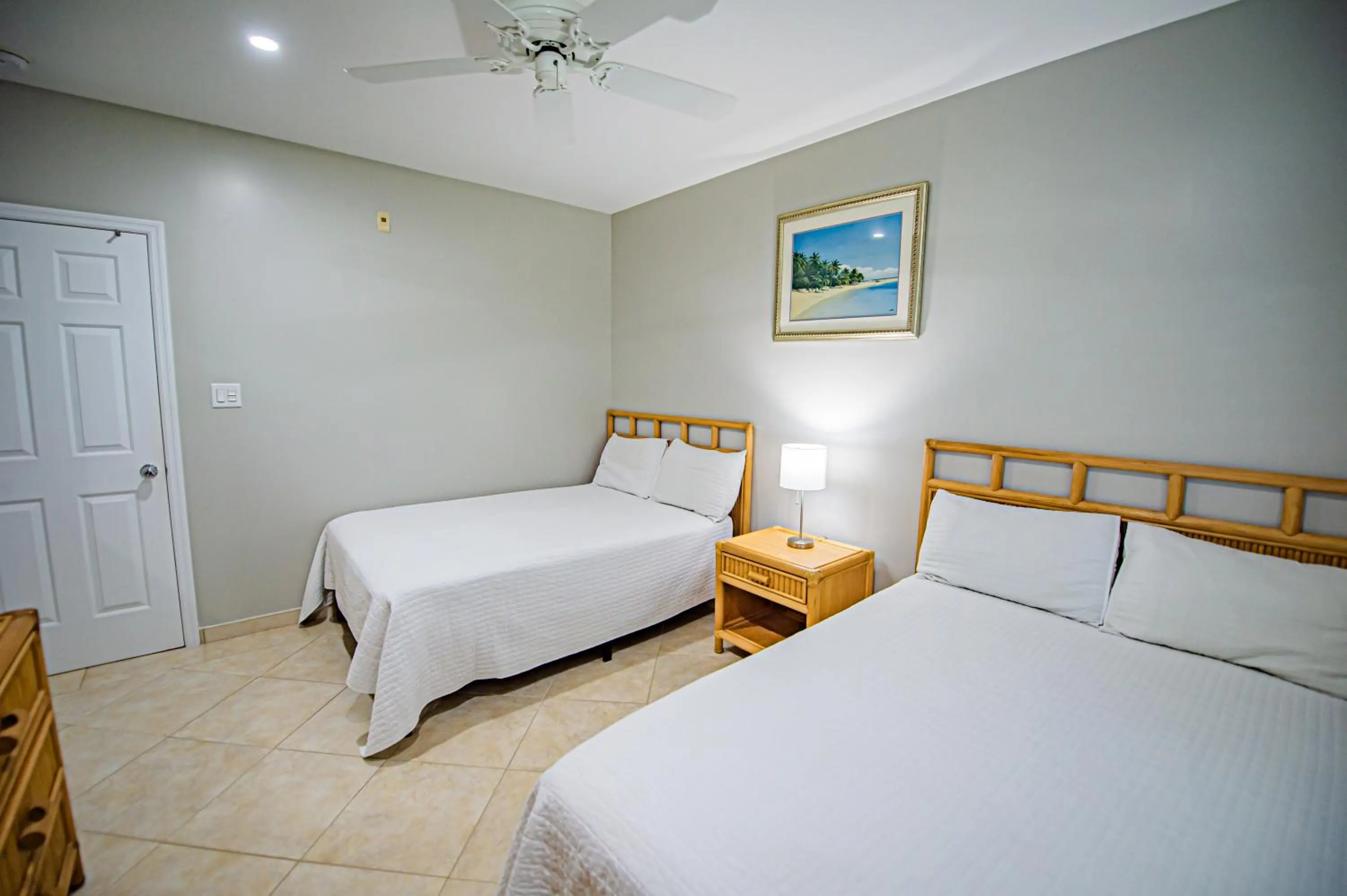 Bedroom, Bed in Seven Mile Beach Resort