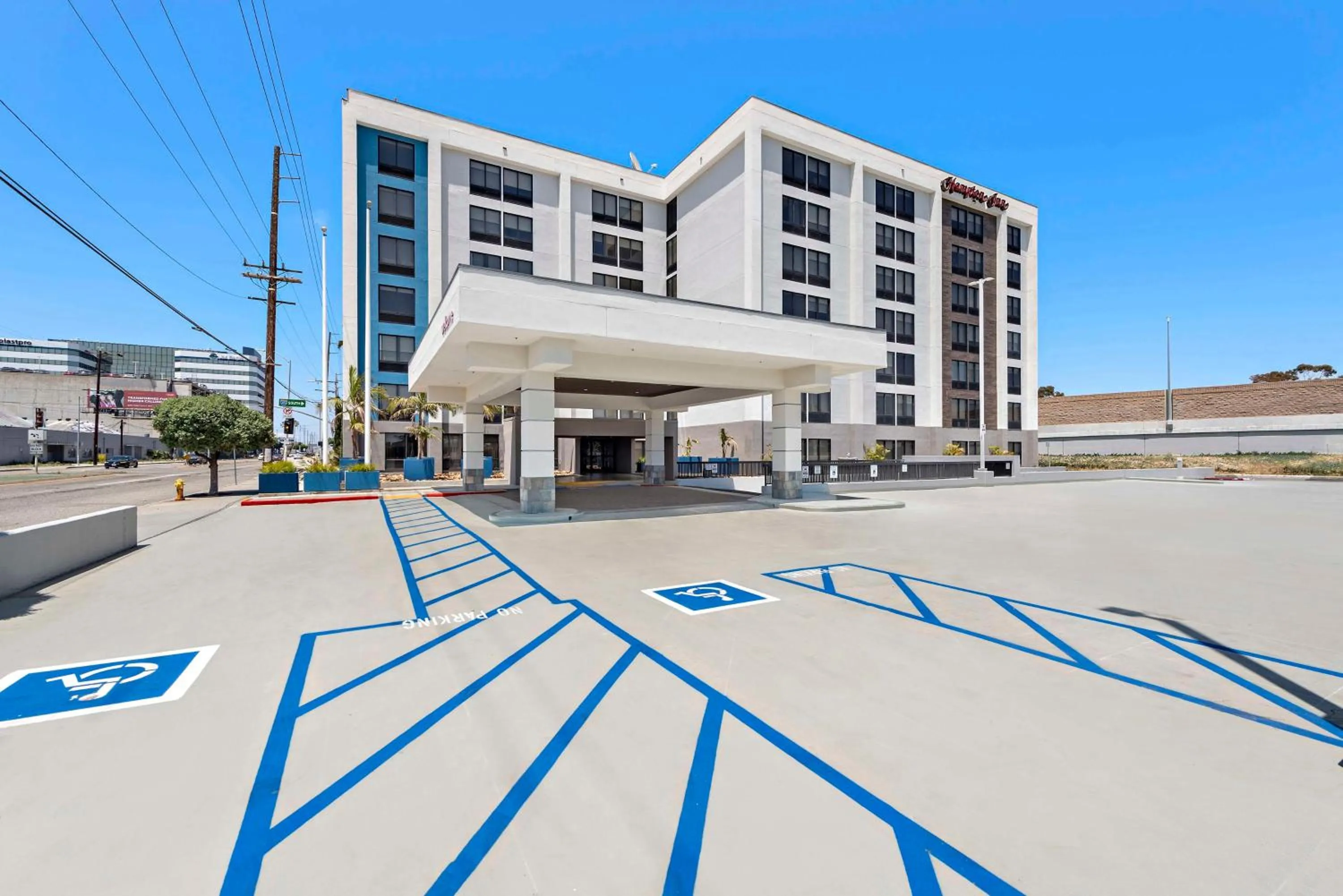 Property building in Hampton Inn Los Angeles Airport
