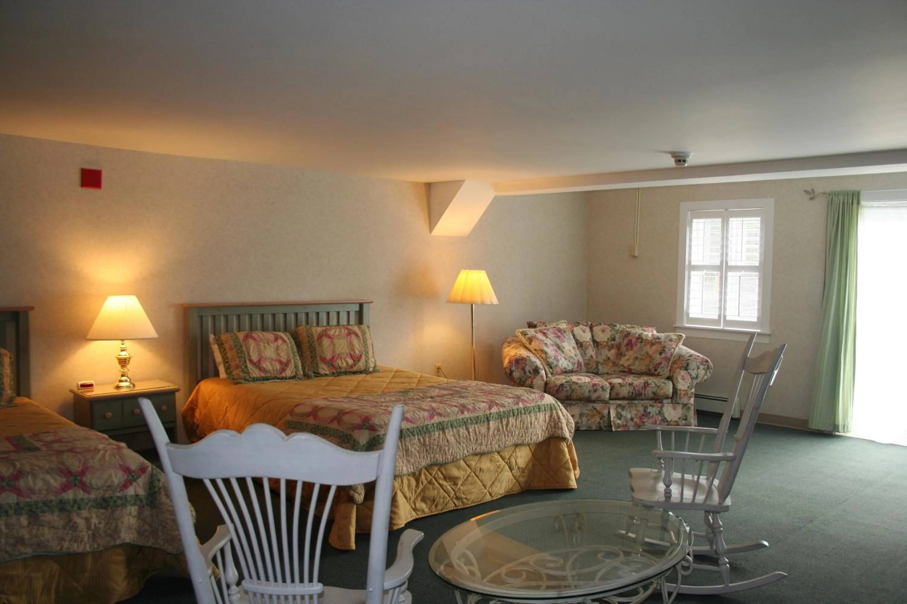 Bedroom, Bed in Visions Inn