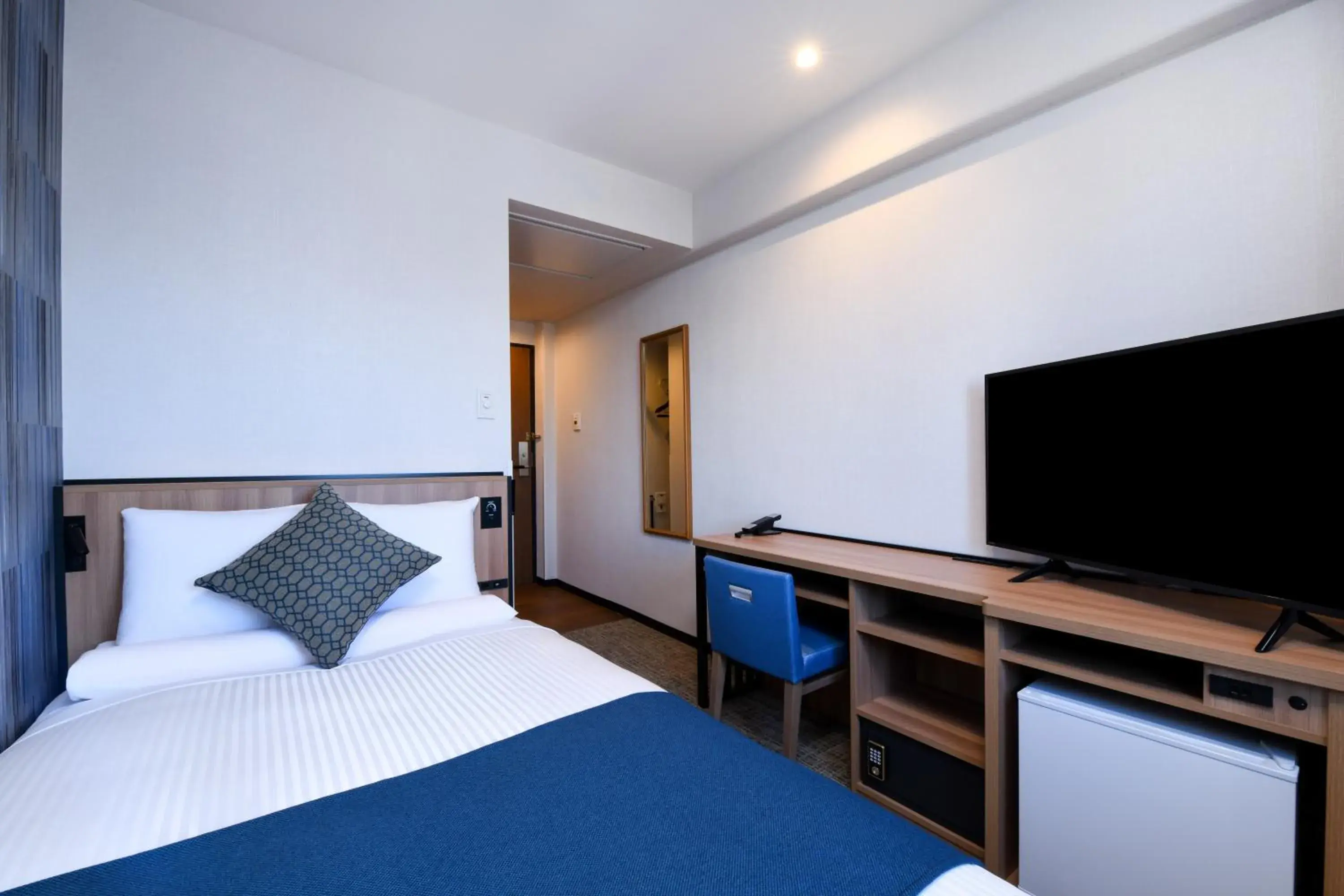 Standard Double Room with Small Double Bed - single occupancy - Smoking in HOTEL MYSTAYS Atsugi Standard Double Room with Small Double Bed - single occupancy - Smoking in HOTEL MYSTAYS Atsugi