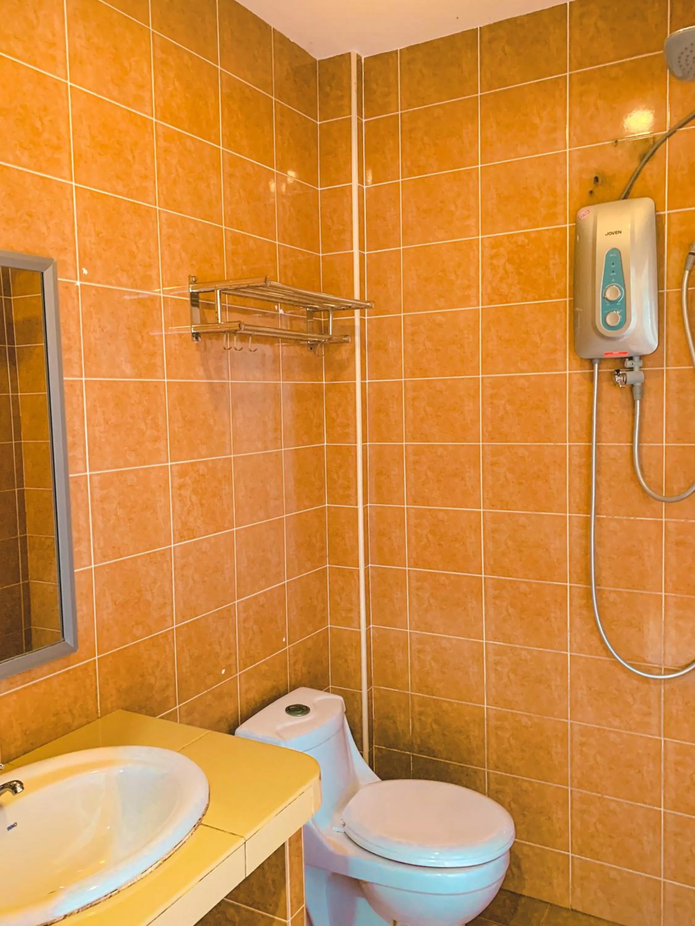 Shower in Amzar Motel Cenang