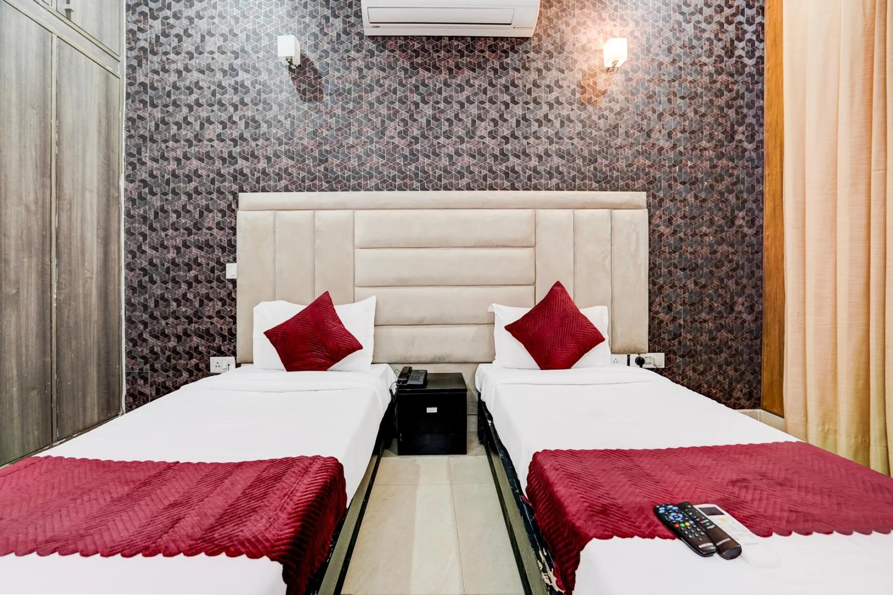 Bed in FabExpress Next Home - Nr IMT Chowk Manesar