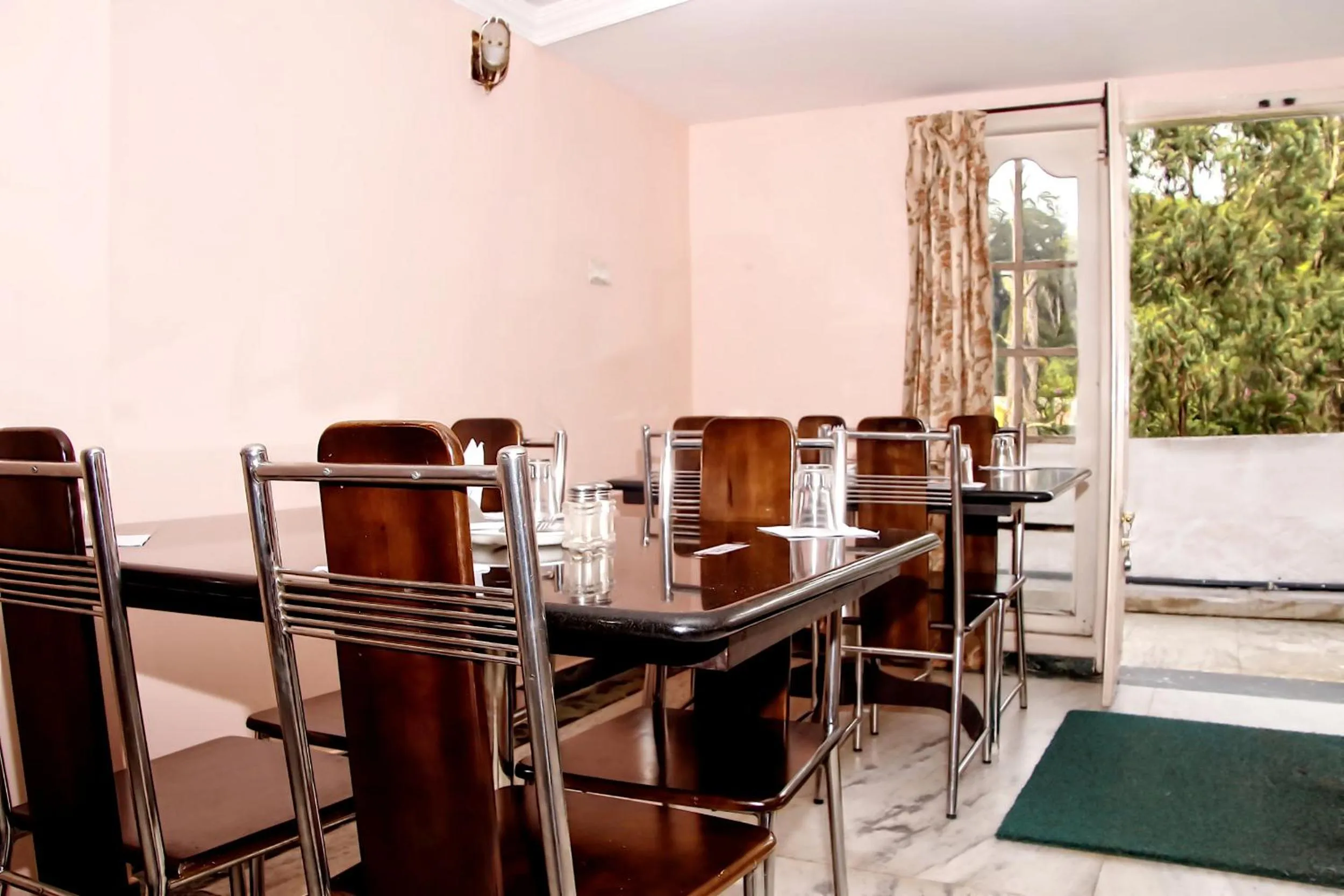 Restaurant/places to eat in Hotel SV International