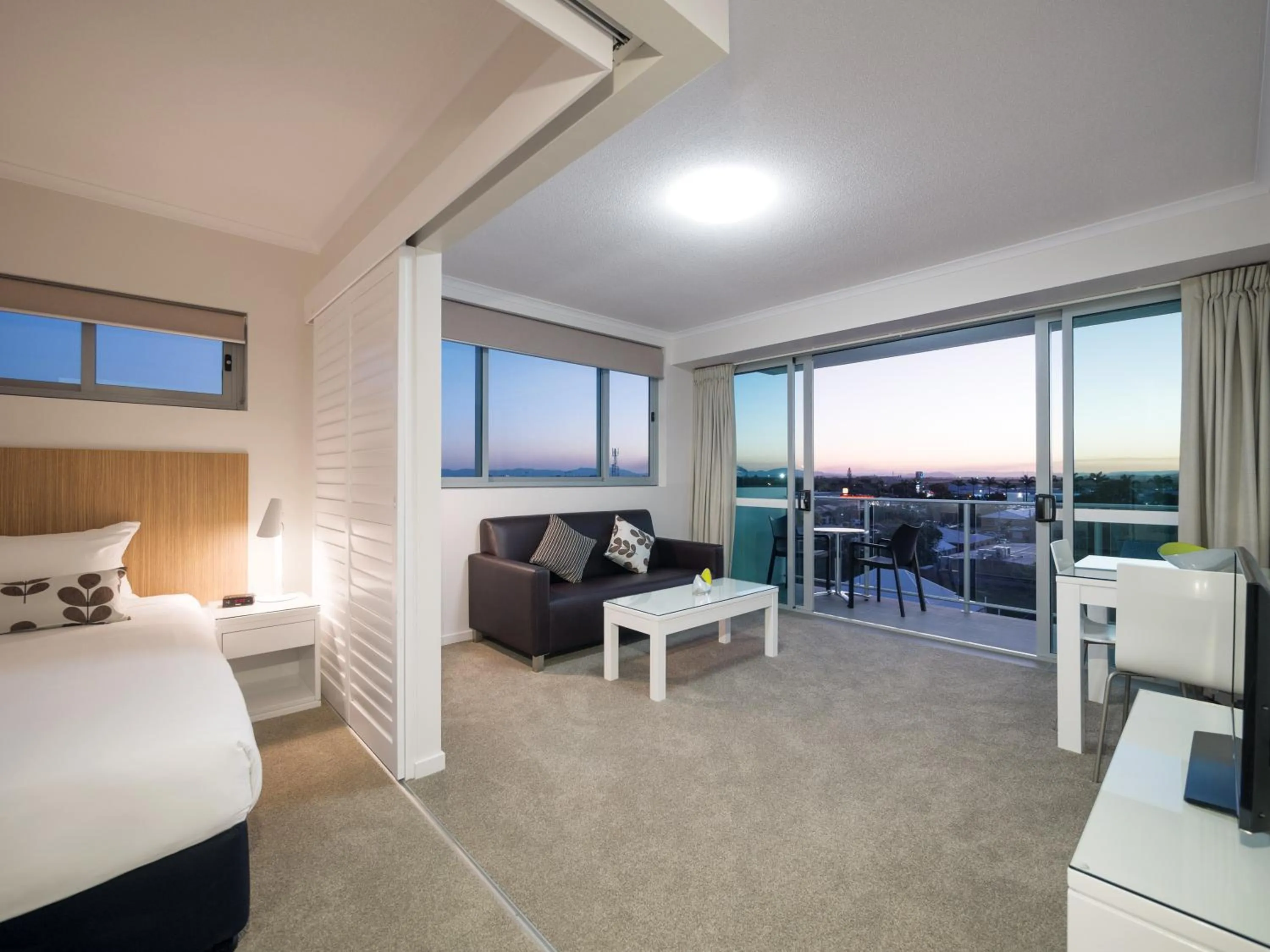 Patio, Bed in Oaks Mackay Rivermarque Hotel