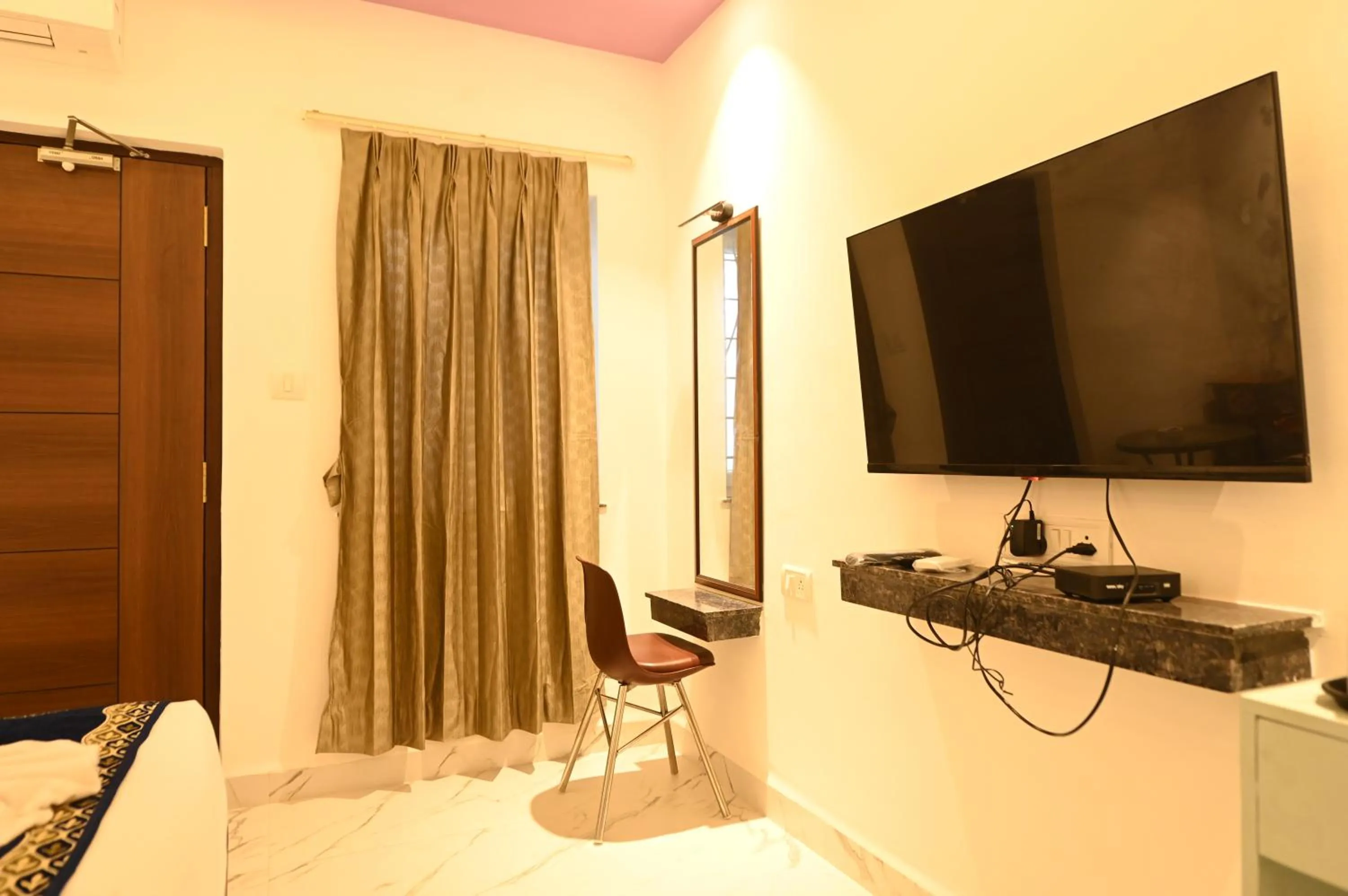 TV and multimedia in Hotel Quinta da Branca - near baga beach