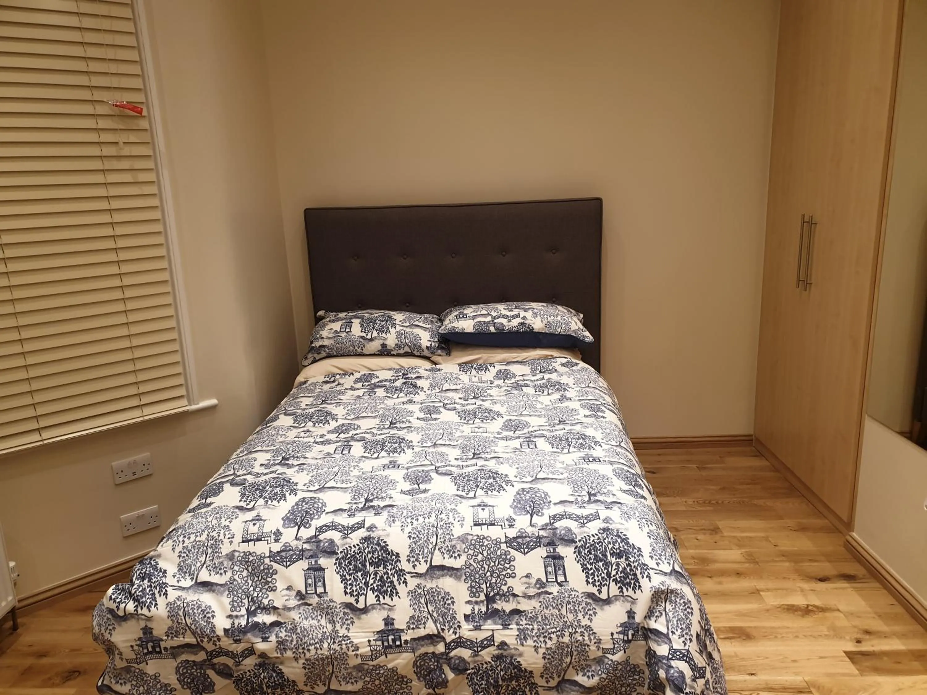 London Luxury Apartments 3 Bedroom Sleeps 8 with 3 Bathrooms 4 mins walk to tube free parking