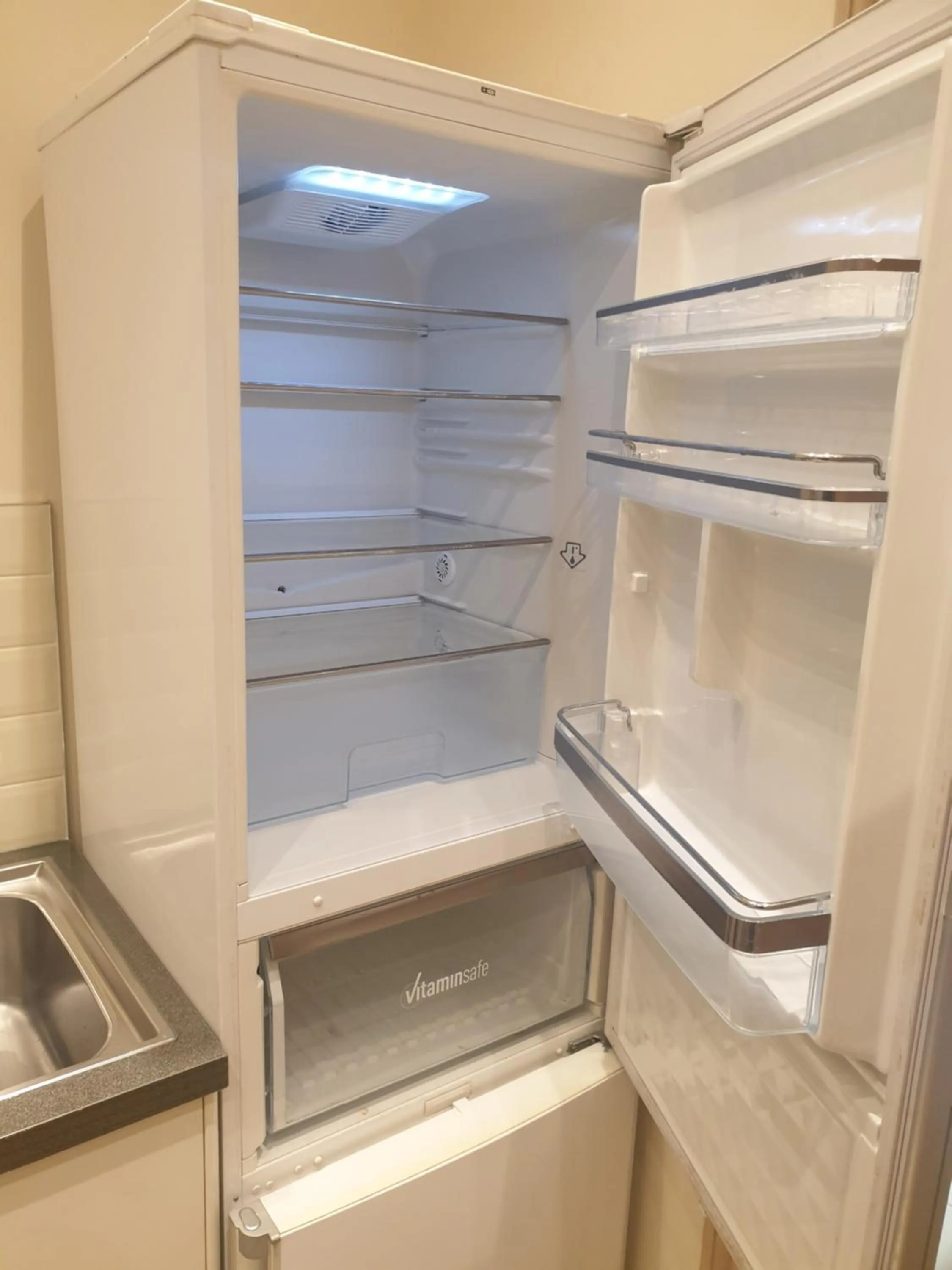 London Luxury Apartments 3 Bedroom Sleeps 8 with 3 Bathrooms 4 mins walk to tube free parking