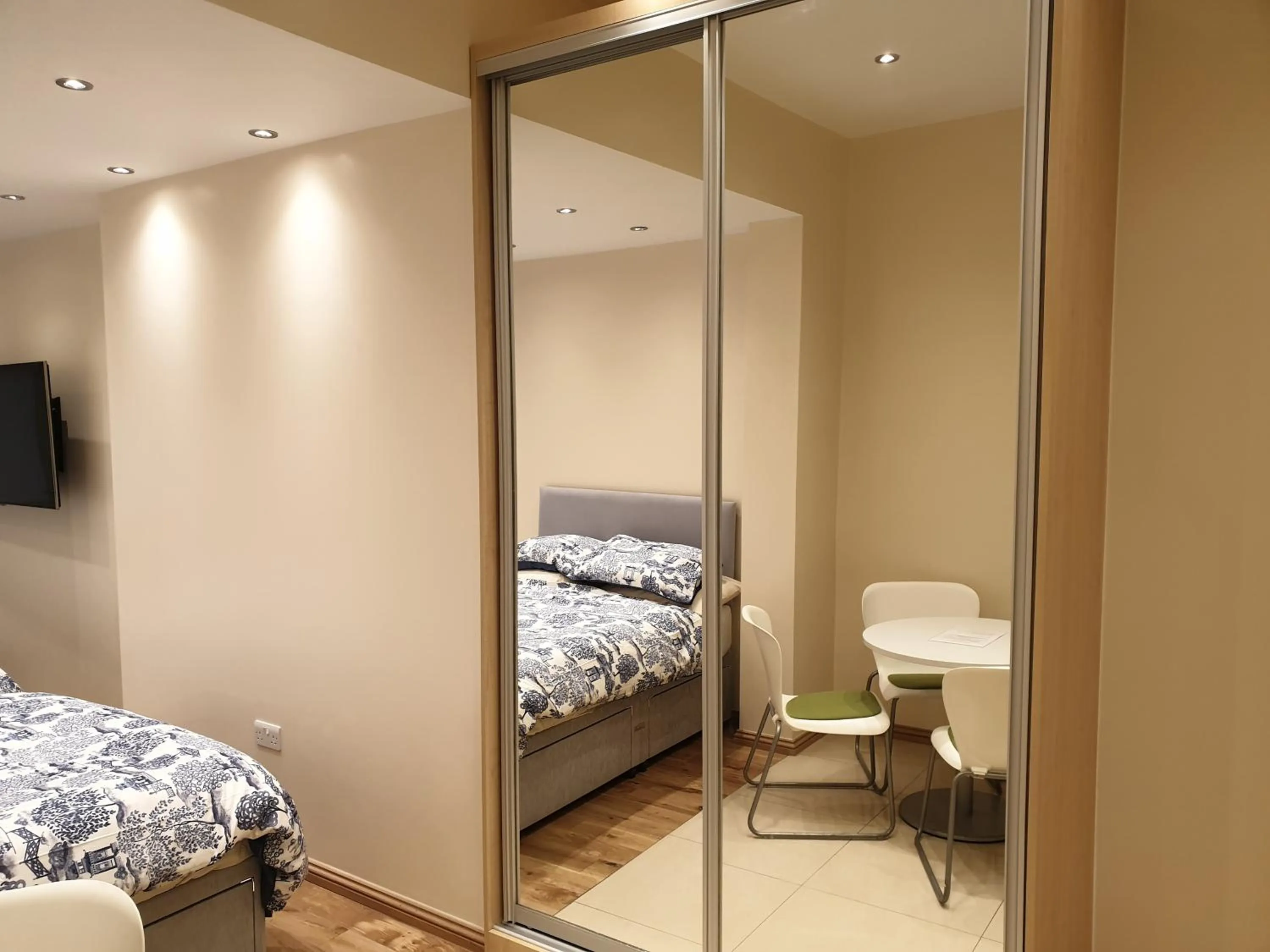 London Luxury Apartments 3 Bedroom Sleeps 8 with 3 Bathrooms 4 mins walk to tube free parking
