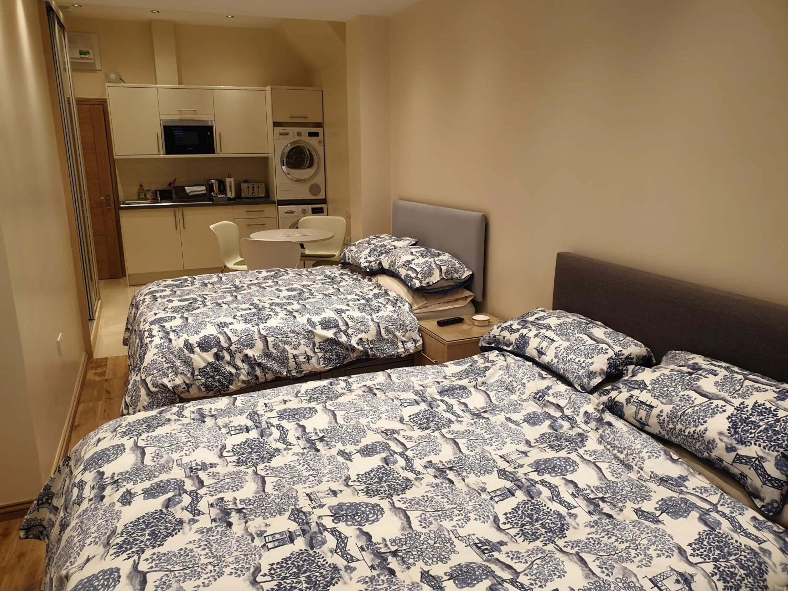 Bed in London Luxury Apartments 3 Bedroom Sleeps 8 with 3 Bathrooms 5 mins Walk to tube station free parking