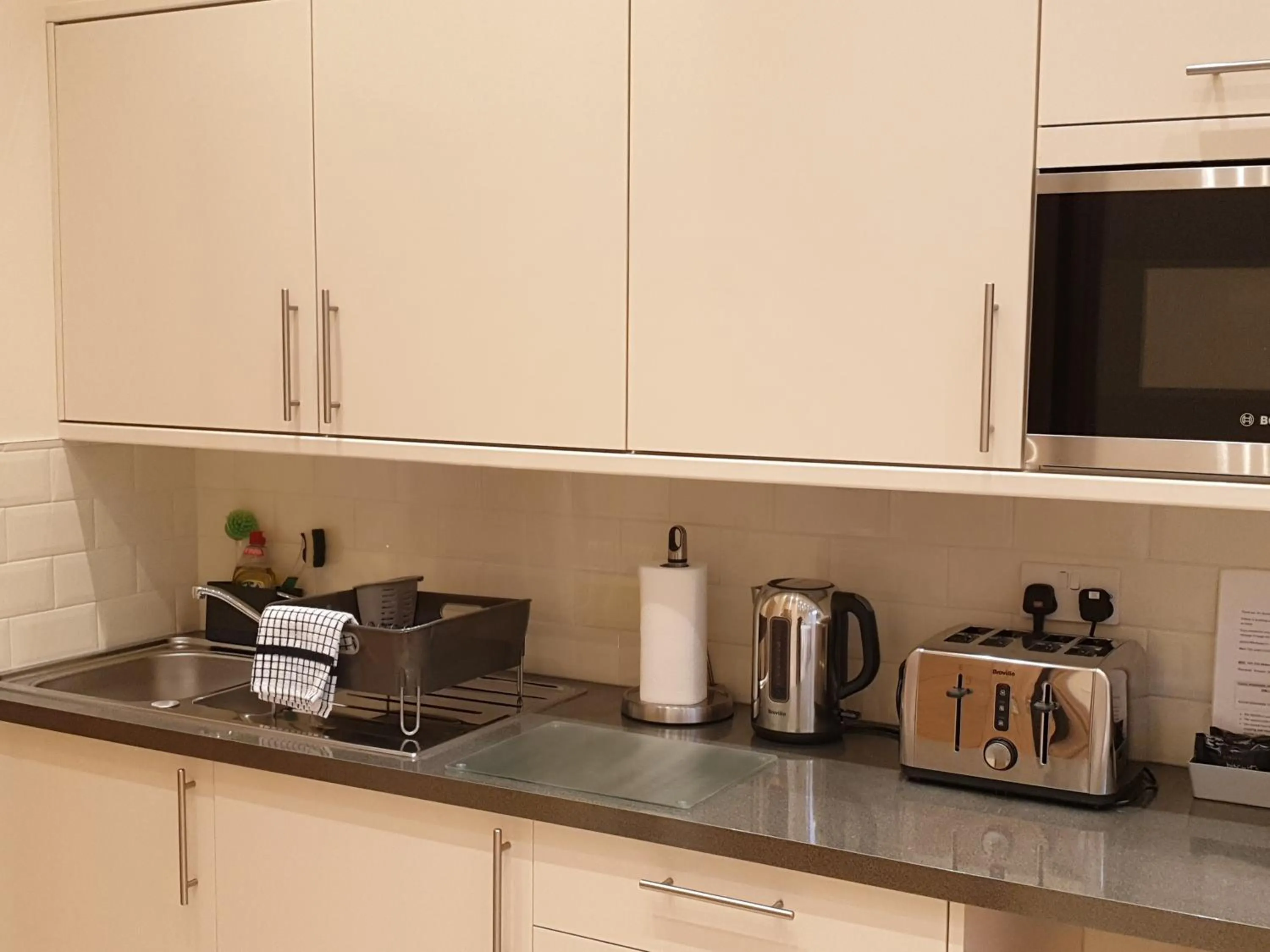 London Luxury Apartments 3 Bedroom Sleeps 8 with 3 Bathrooms 5 mins Walk to tube station free parking