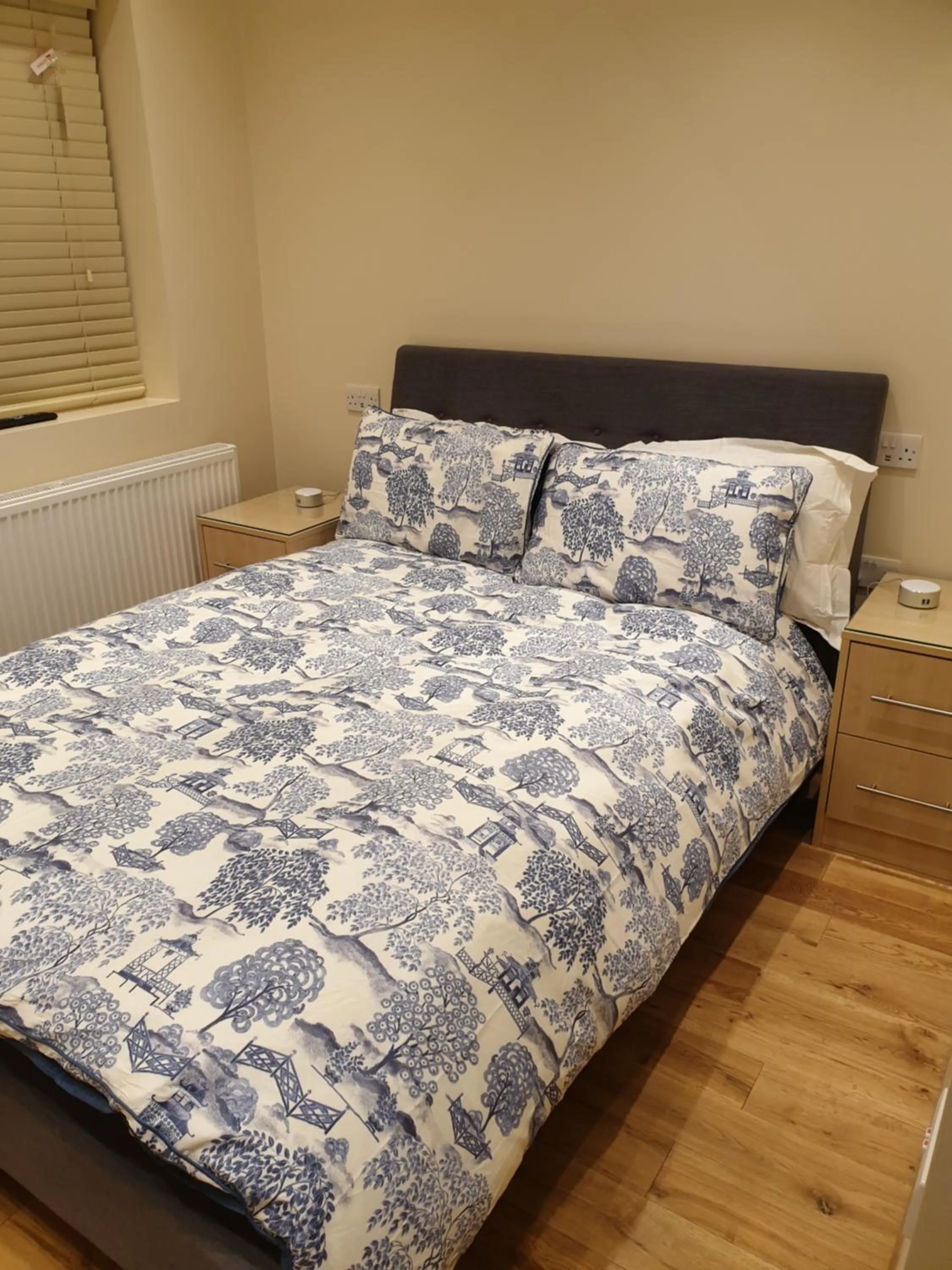 London Luxury Apartments 3 Bedroom Sleeps 8 with 3 Bathrooms 5 mins Walk to tube station free parking