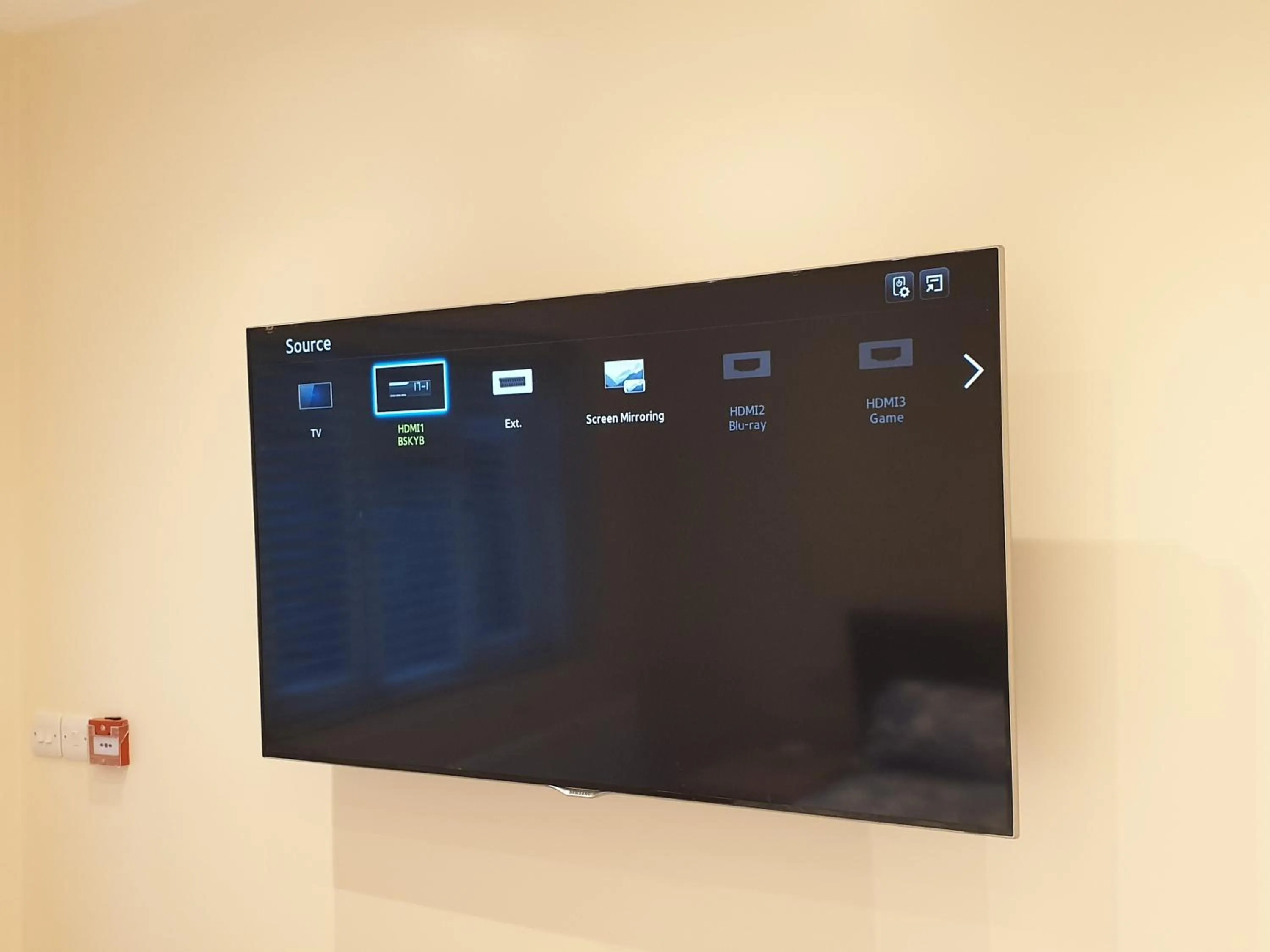 London Luxury Apartments 3 Bedroom Sleeps 8 with 3 Bathrooms 5 mins Walk to tube station free parking