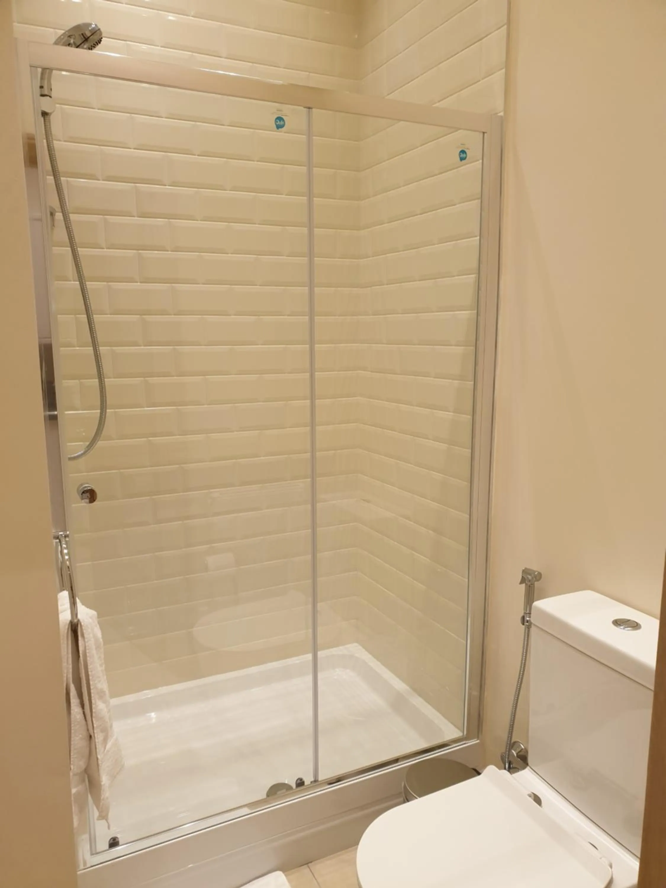 London Luxury Apartments 3 Bedroom Sleeps 8 with 3 Bathrooms 5 mins Walk to tube station free parking