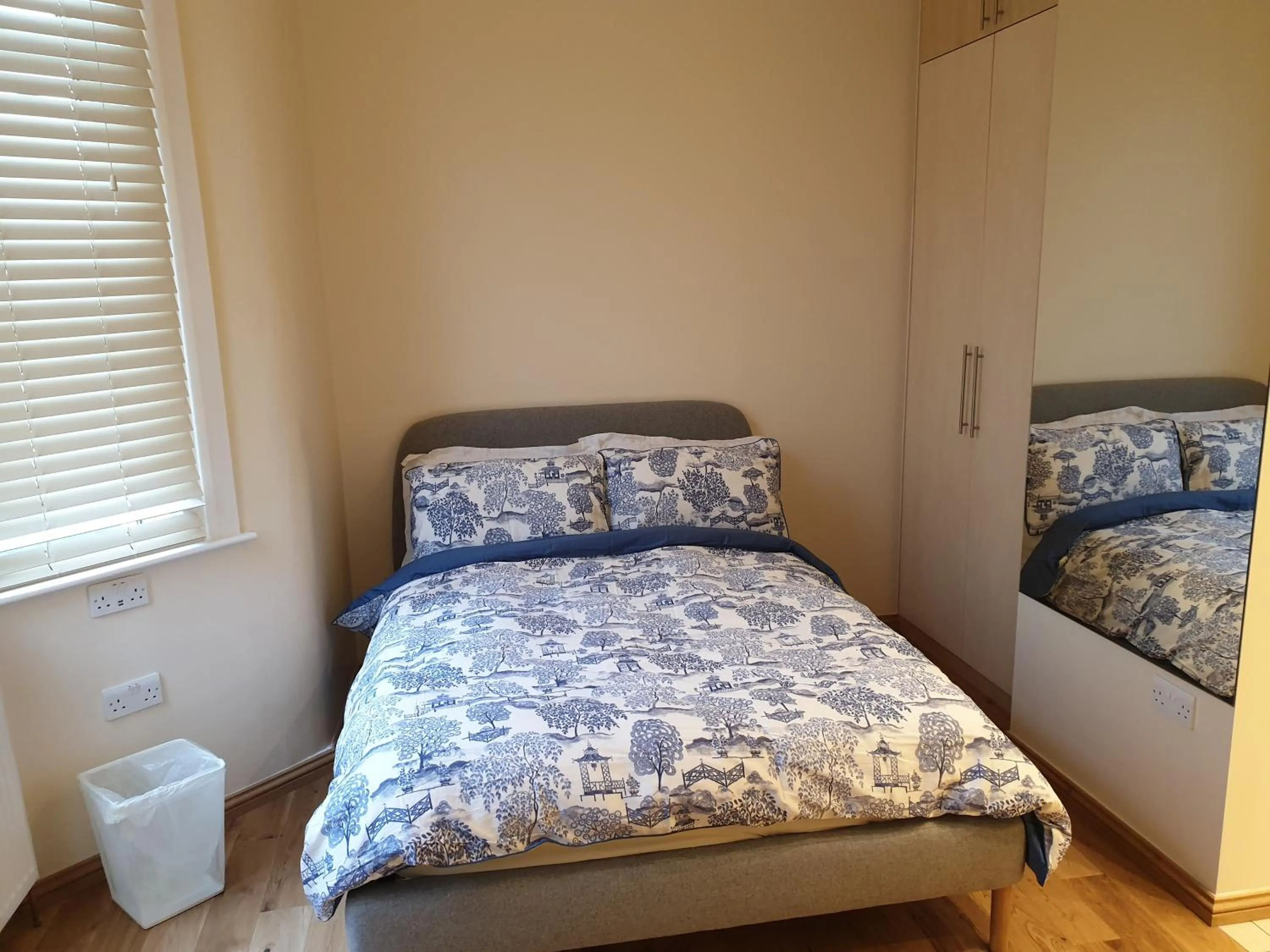 Bed in London Luxury Apartments 3 Bedroom Sleeps 8 with 3 Bathrooms 5 mins Walk to tube station free parking