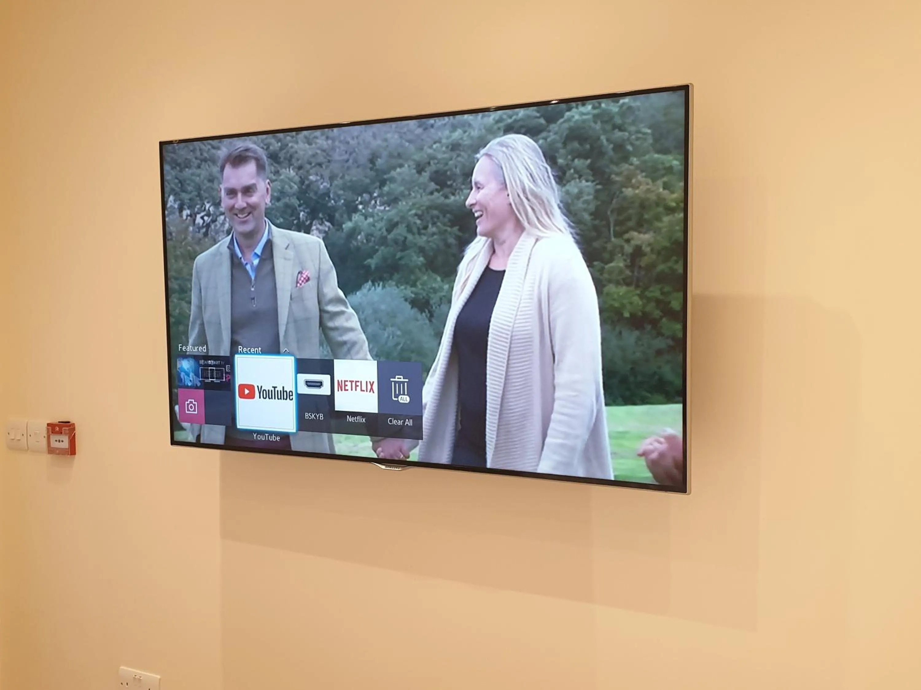 London Luxury Apartments 3 Bedroom Sleeps 8 with 3 Bathrooms 5 mins Walk to tube station free parking