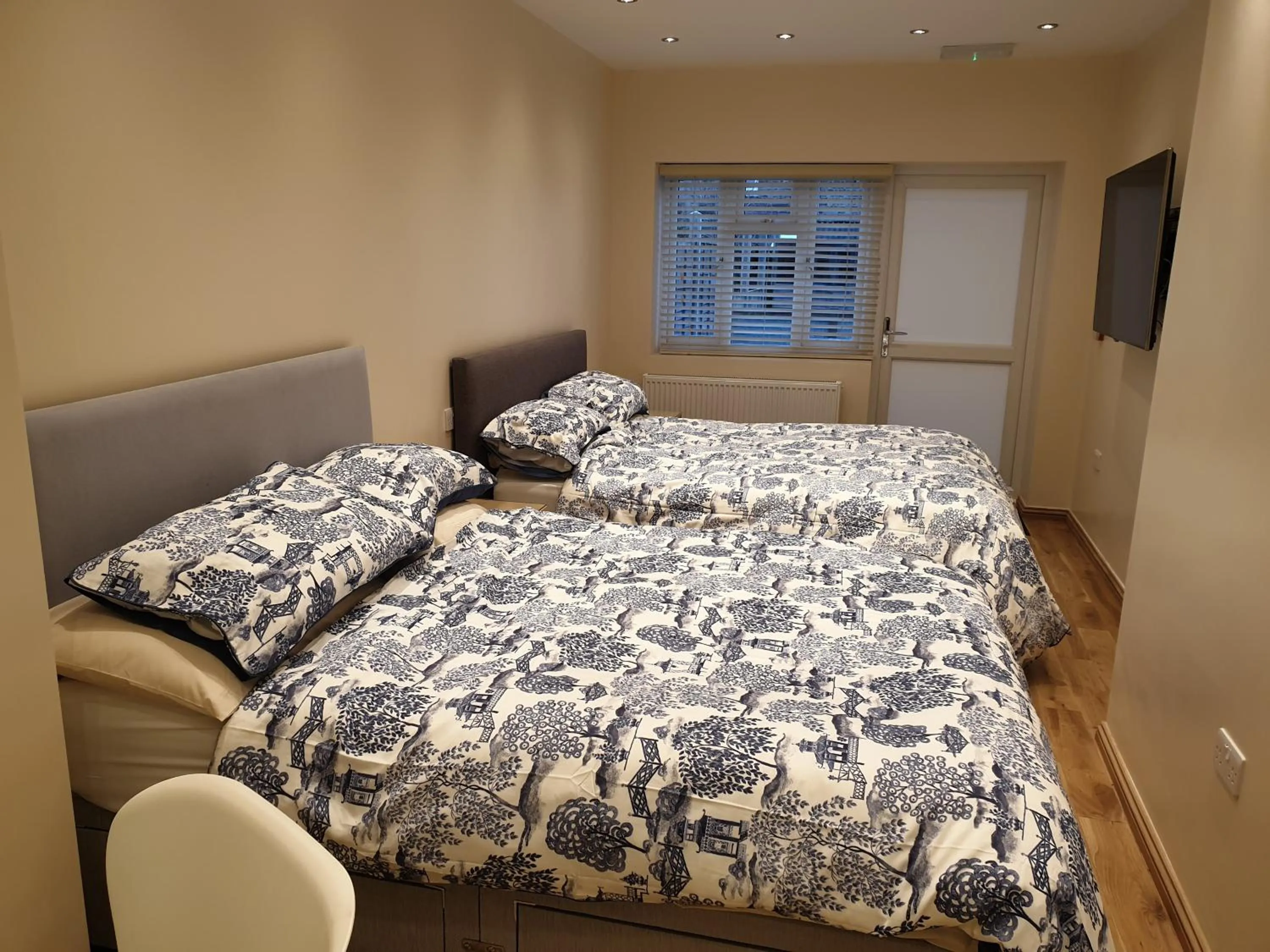 Bed in London Luxury Apartments 3 Bedroom Sleeps 8 with 3 Bathrooms 5 mins Walk to tube station free parking