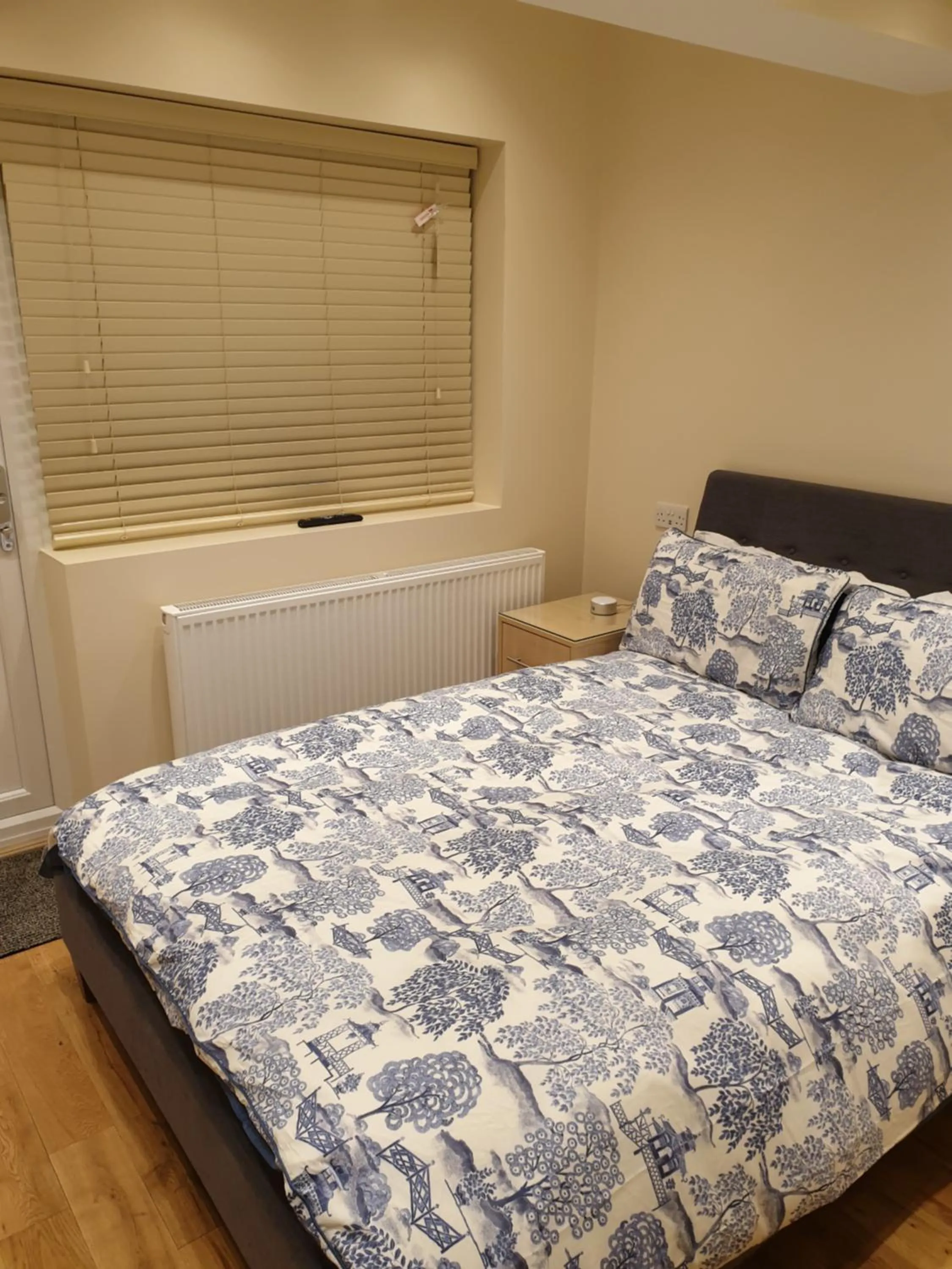 Bed in London Luxury Apartments 3 Bedroom Sleeps 8 with 3 Bathrooms 5 mins Walk to tube station free parking