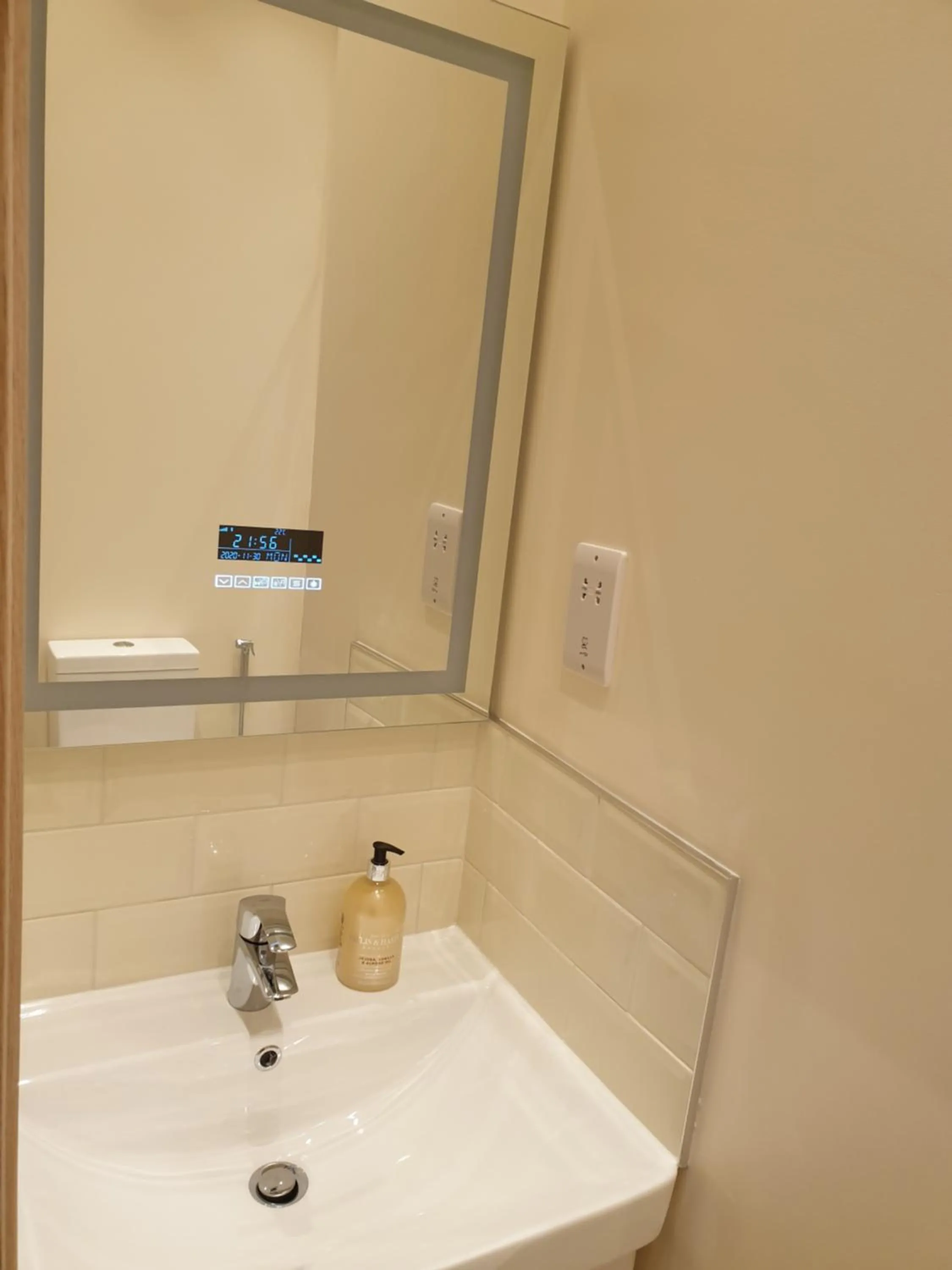 London Luxury Apartments 3 Bedroom Sleeps 8 with 3 Bathrooms 5 mins Walk to tube station free parking