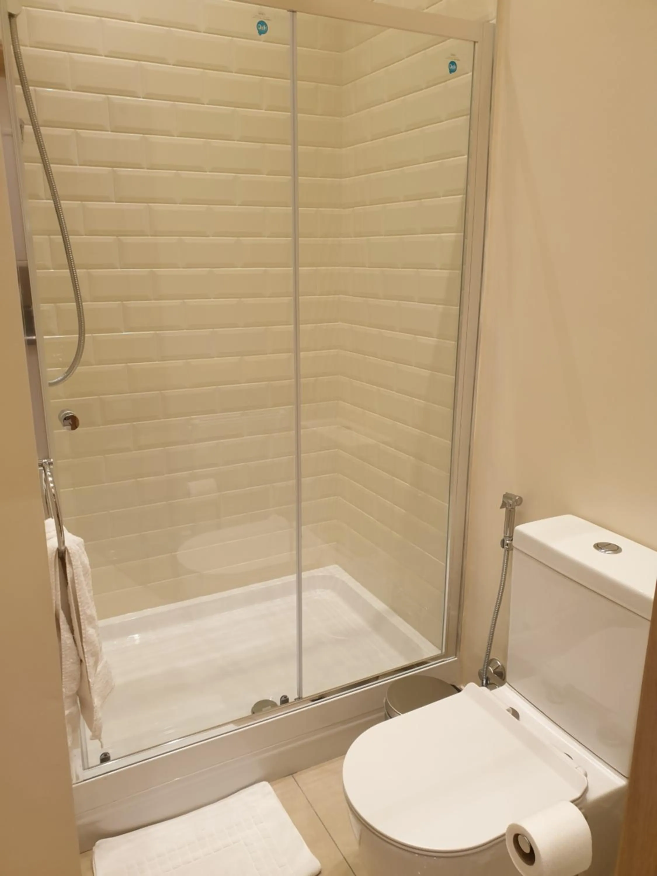 London Luxury Apartments 3 Bedroom Sleeps 8 with 3 Bathrooms 5 mins Walk to tube station free parking