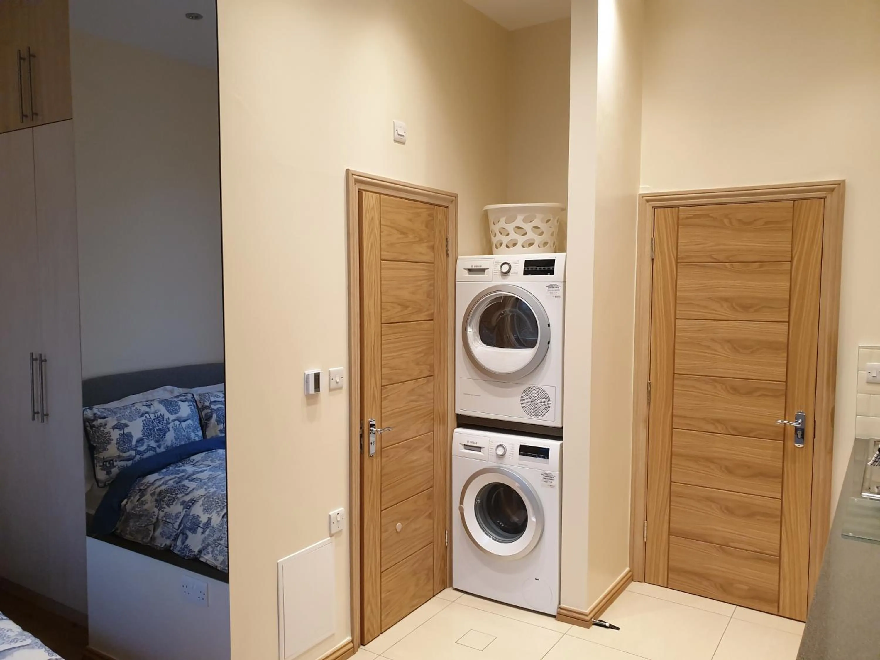 London Luxury Apartments 3 Bedroom Sleeps 8 with 3 Bathrooms 5 mins Walk to tube station free parking