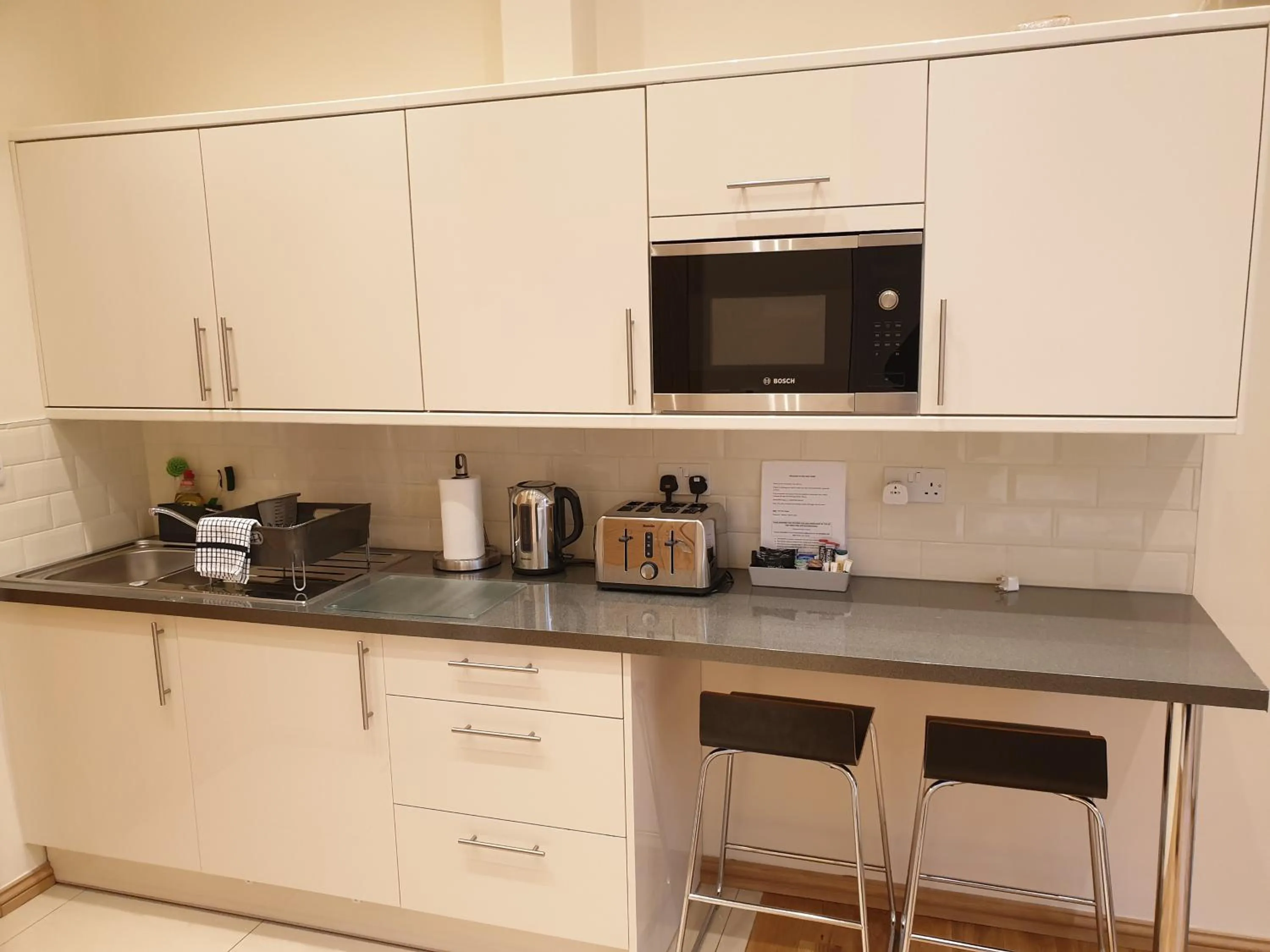 London Luxury Apartments 3 Bedroom Sleeps 8 with 3 Bathrooms 5 mins Walk to tube station free parking