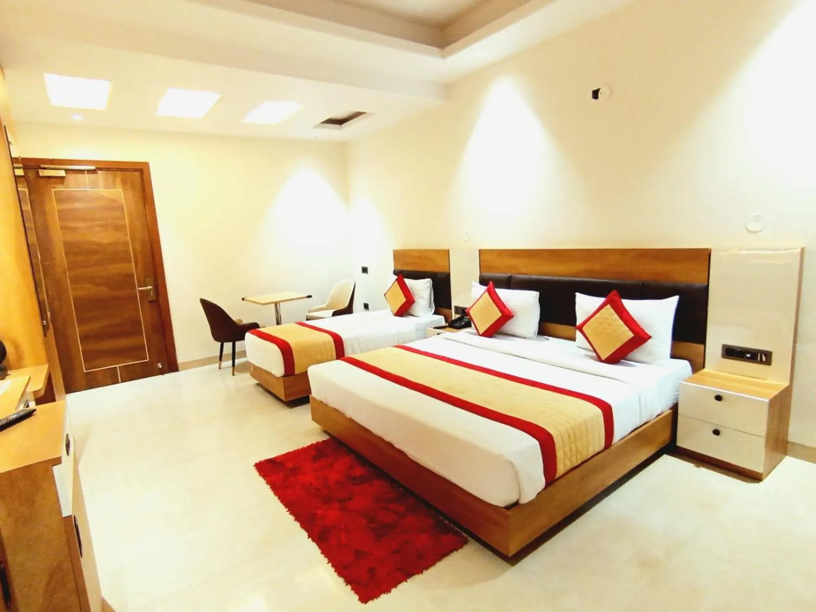 Bedroom, Bed in Masaga by Qcent, Gurugram