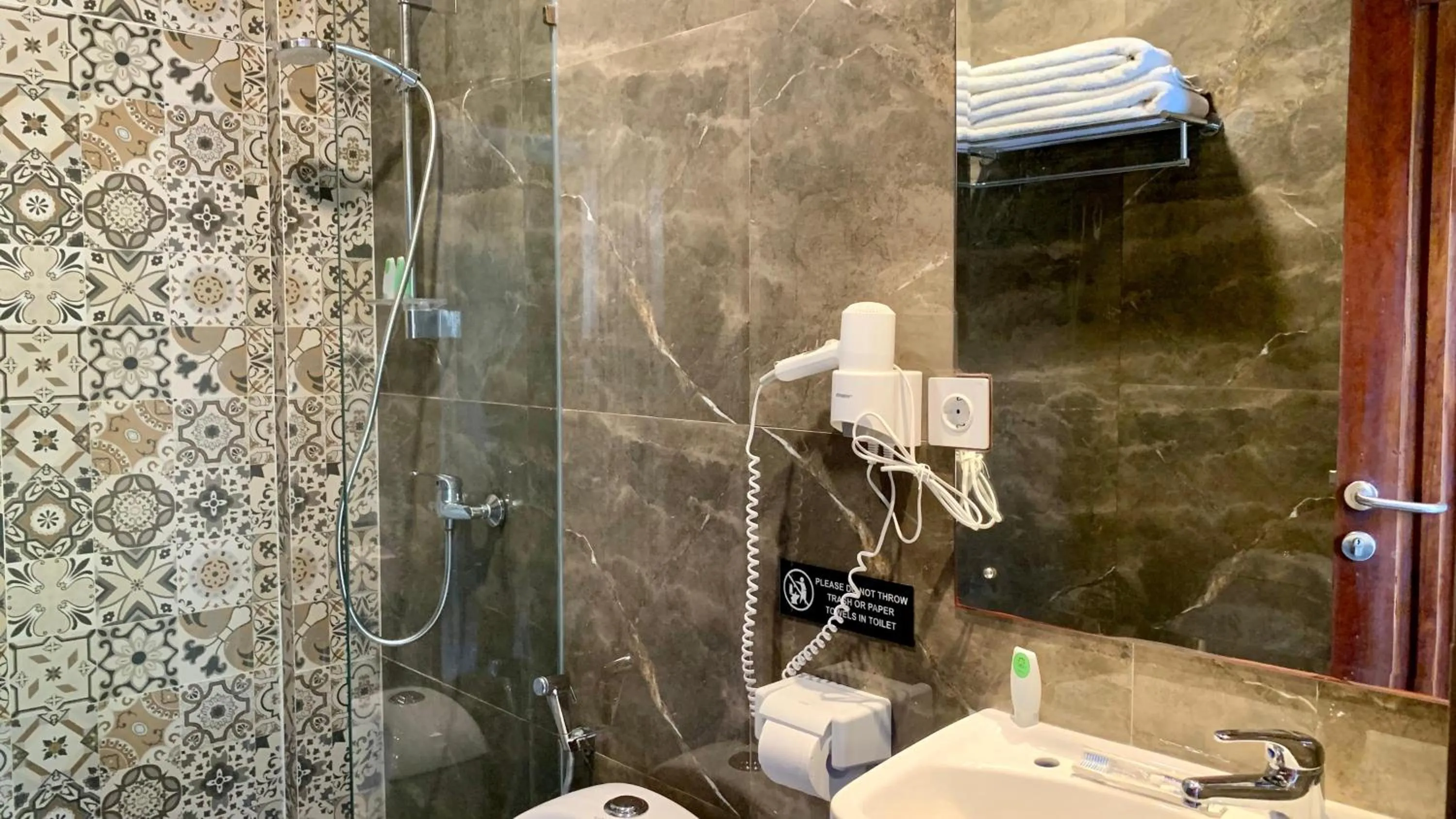 Shower in The Baliem Hotel