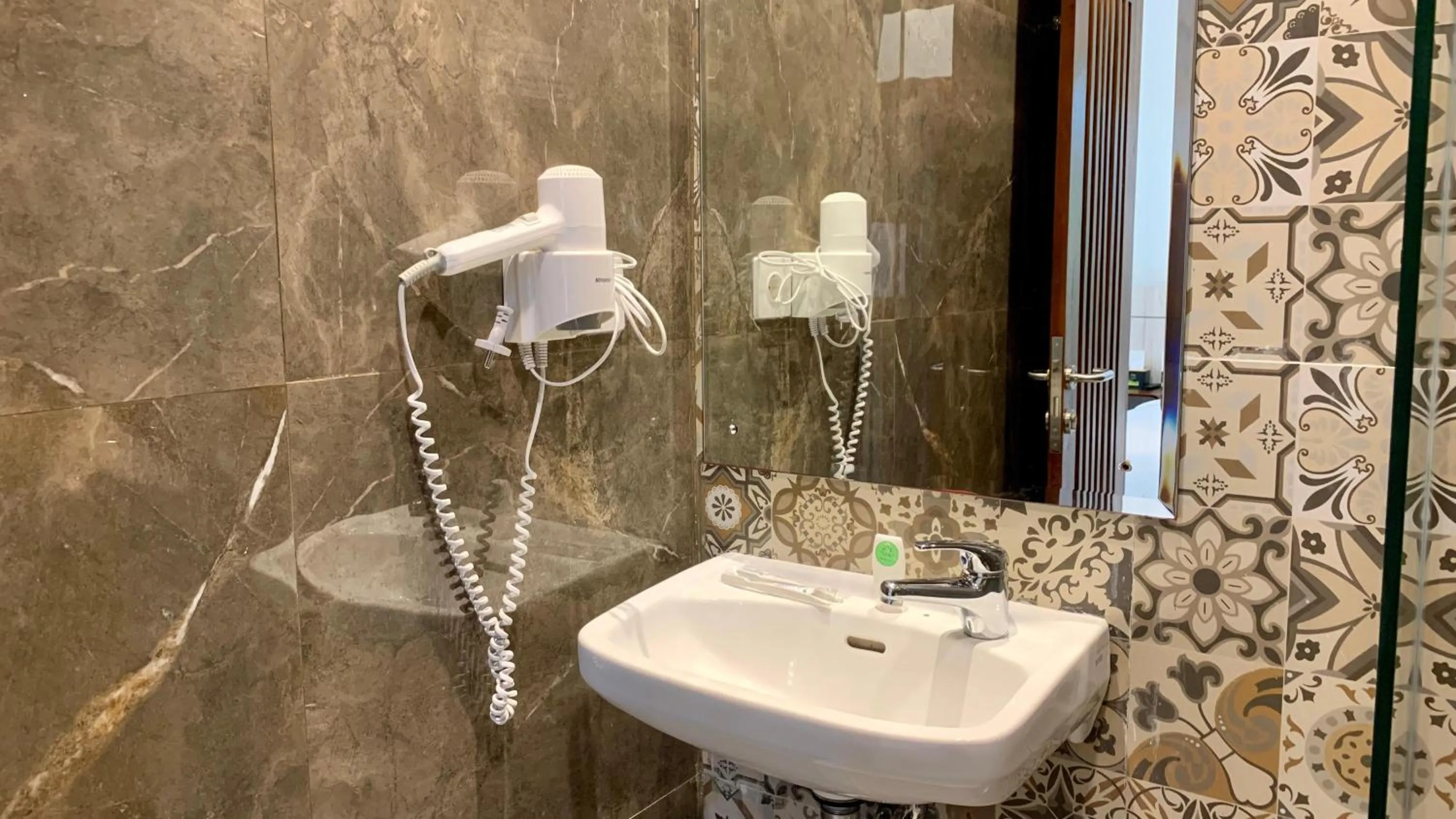 Shower in The Baliem Hotel