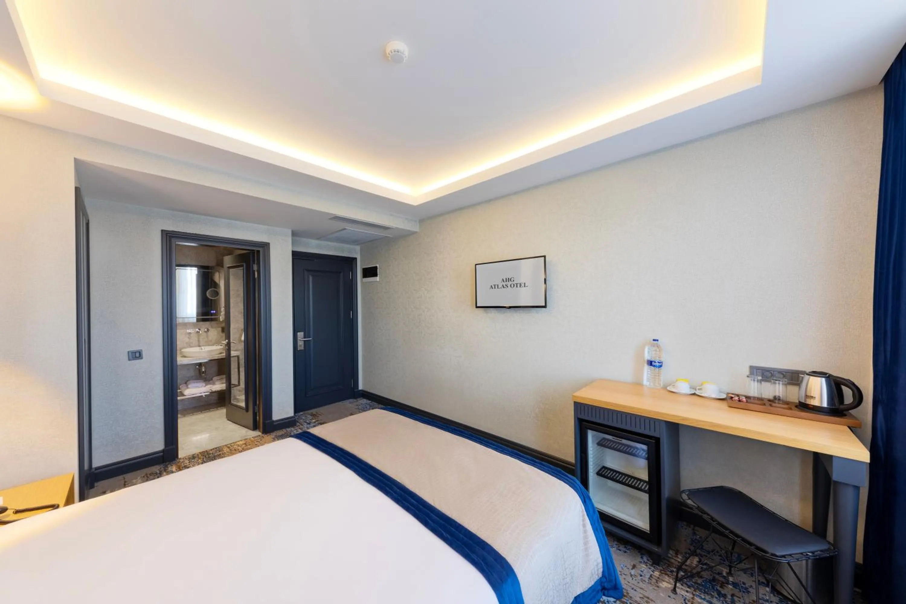 Photo of the whole room, Bed in AHG Atlas Hotel Taksim