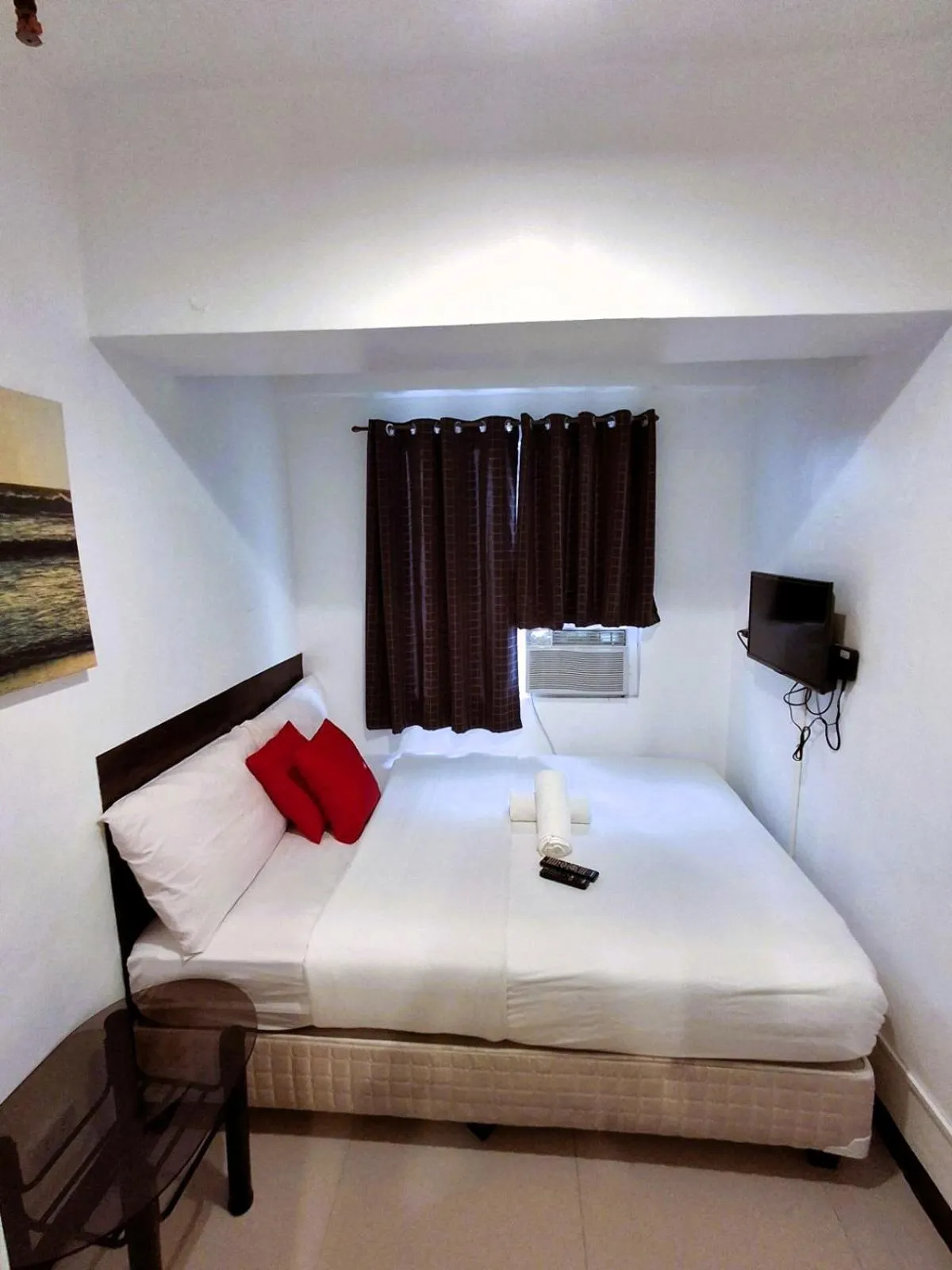 Bedroom, Bed in Makati Poblacion Hotel