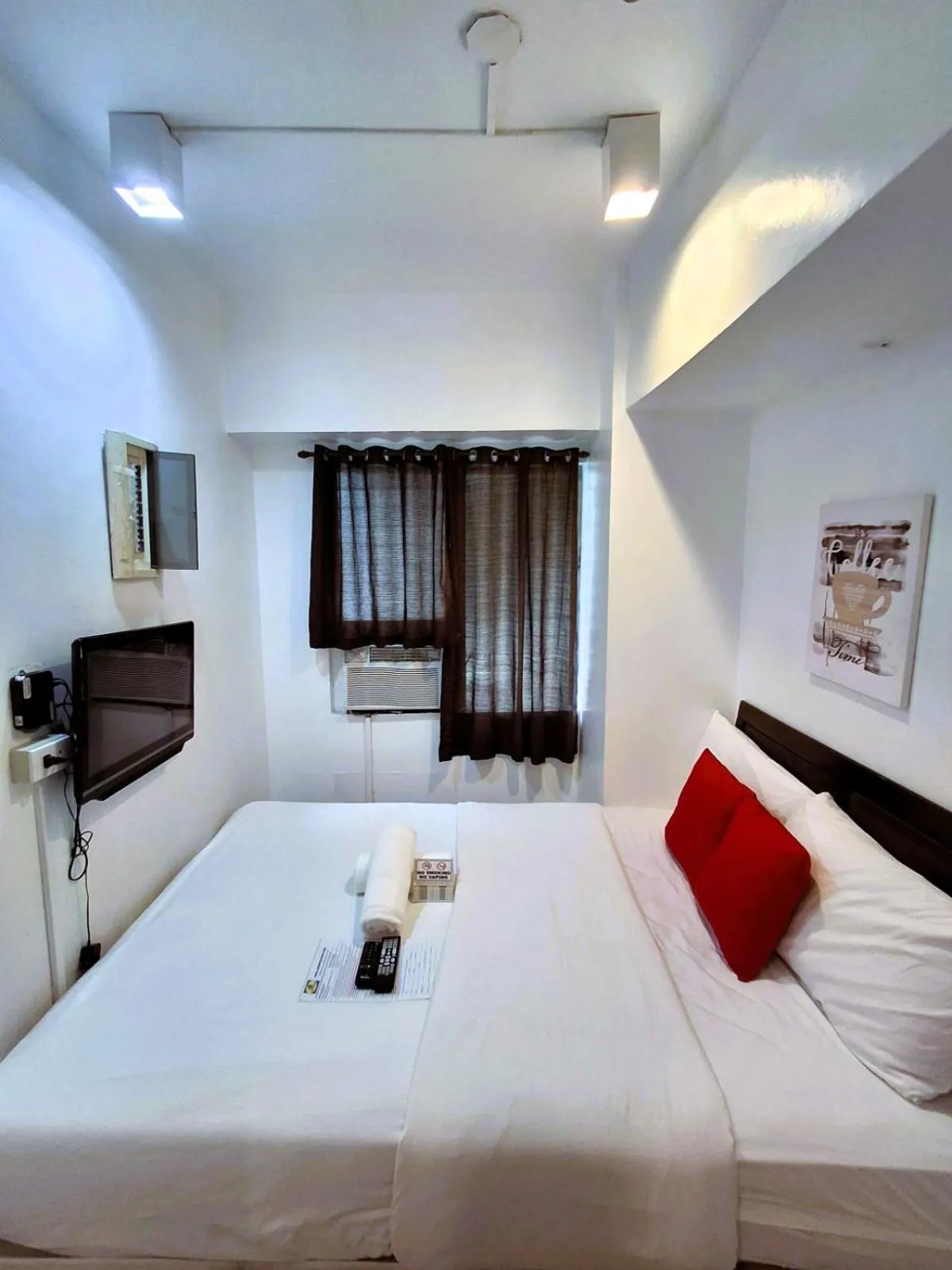 Bedroom, Bed in Makati Poblacion Hotel