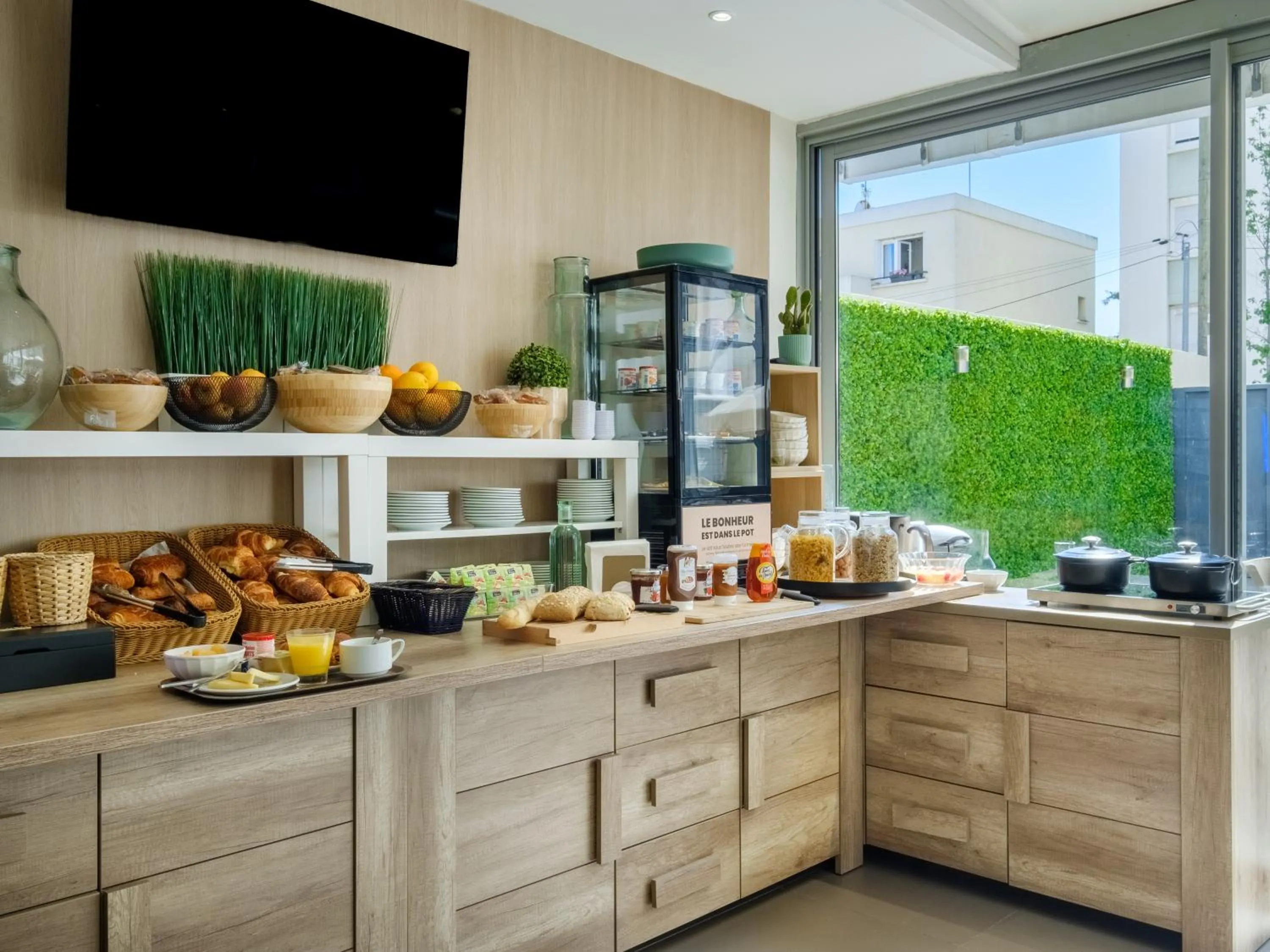 Food and drinks in B&B HOTEL Antibes Juan-les-Pins