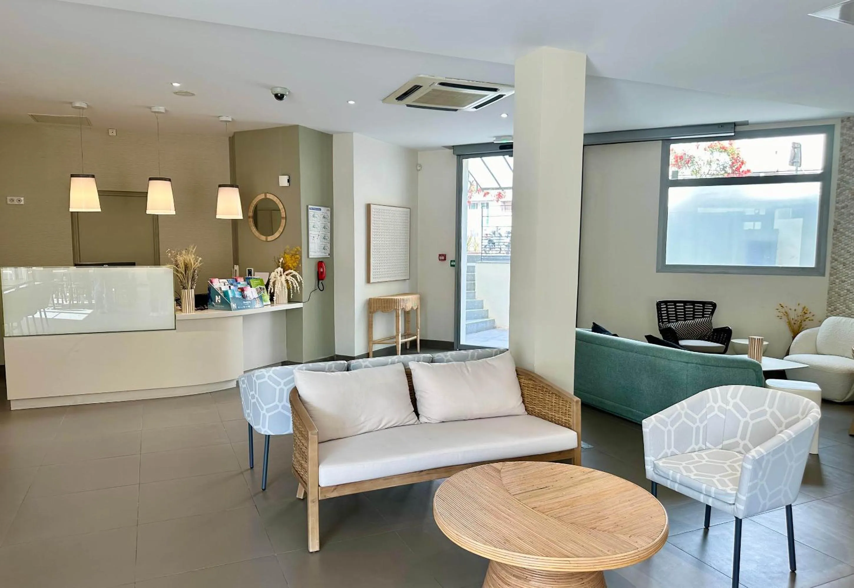 Lobby or reception in B&B HOTEL Antibes Juan-les-Pins