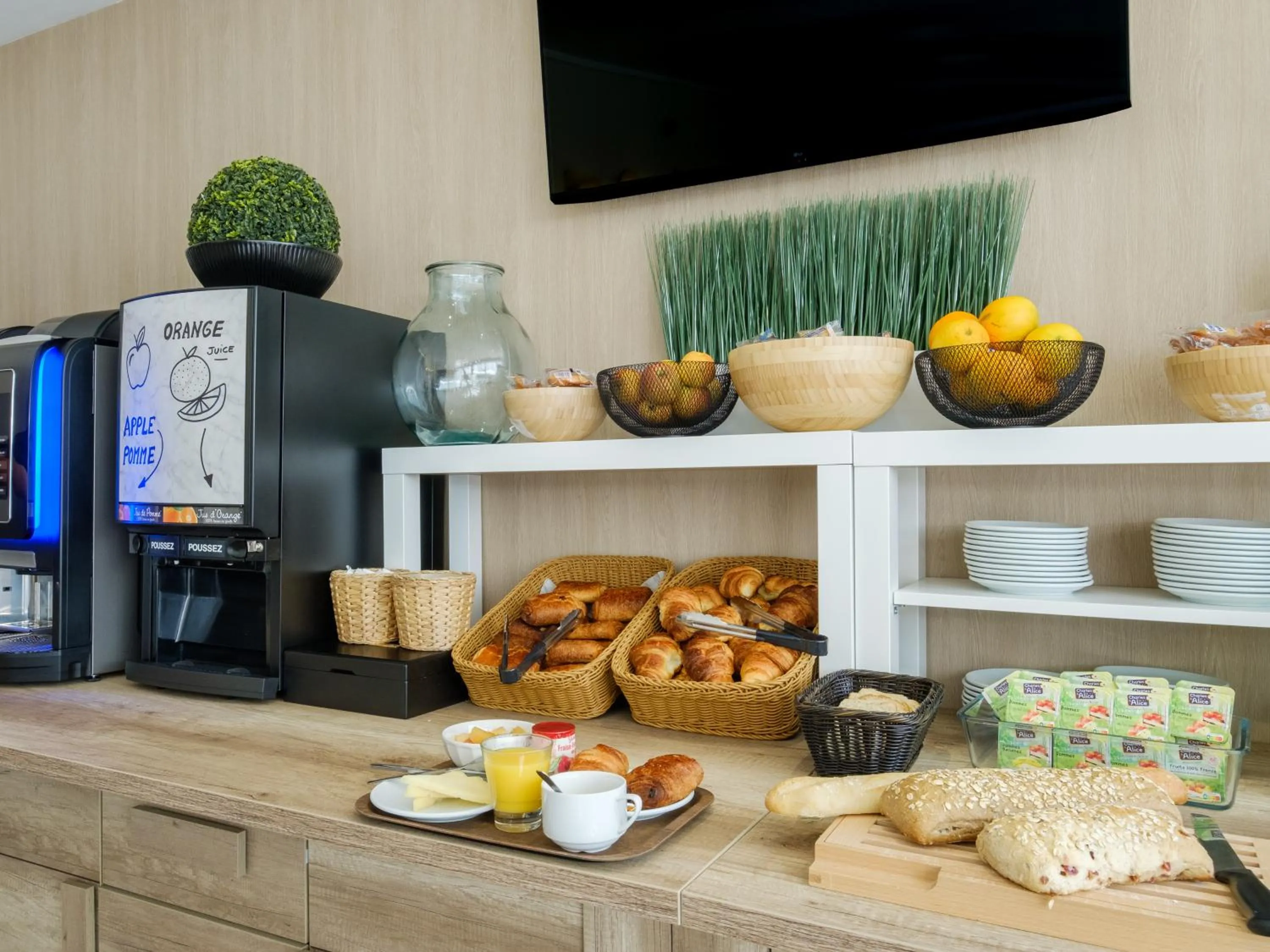 Food and drinks in B&B HOTEL Antibes Juan-les-Pins