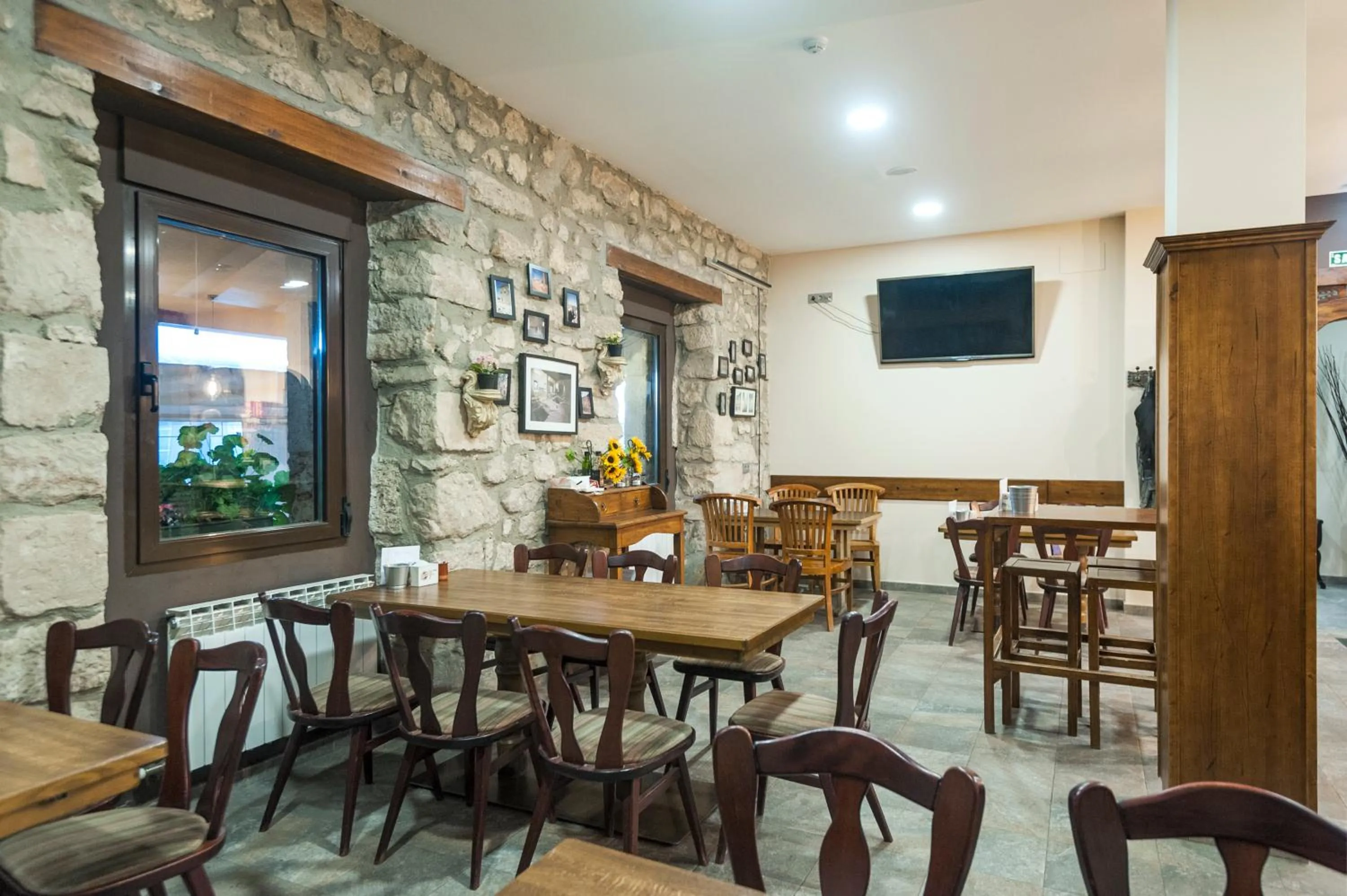 Restaurant/places to eat in Albergue turístico "La Fábrica"