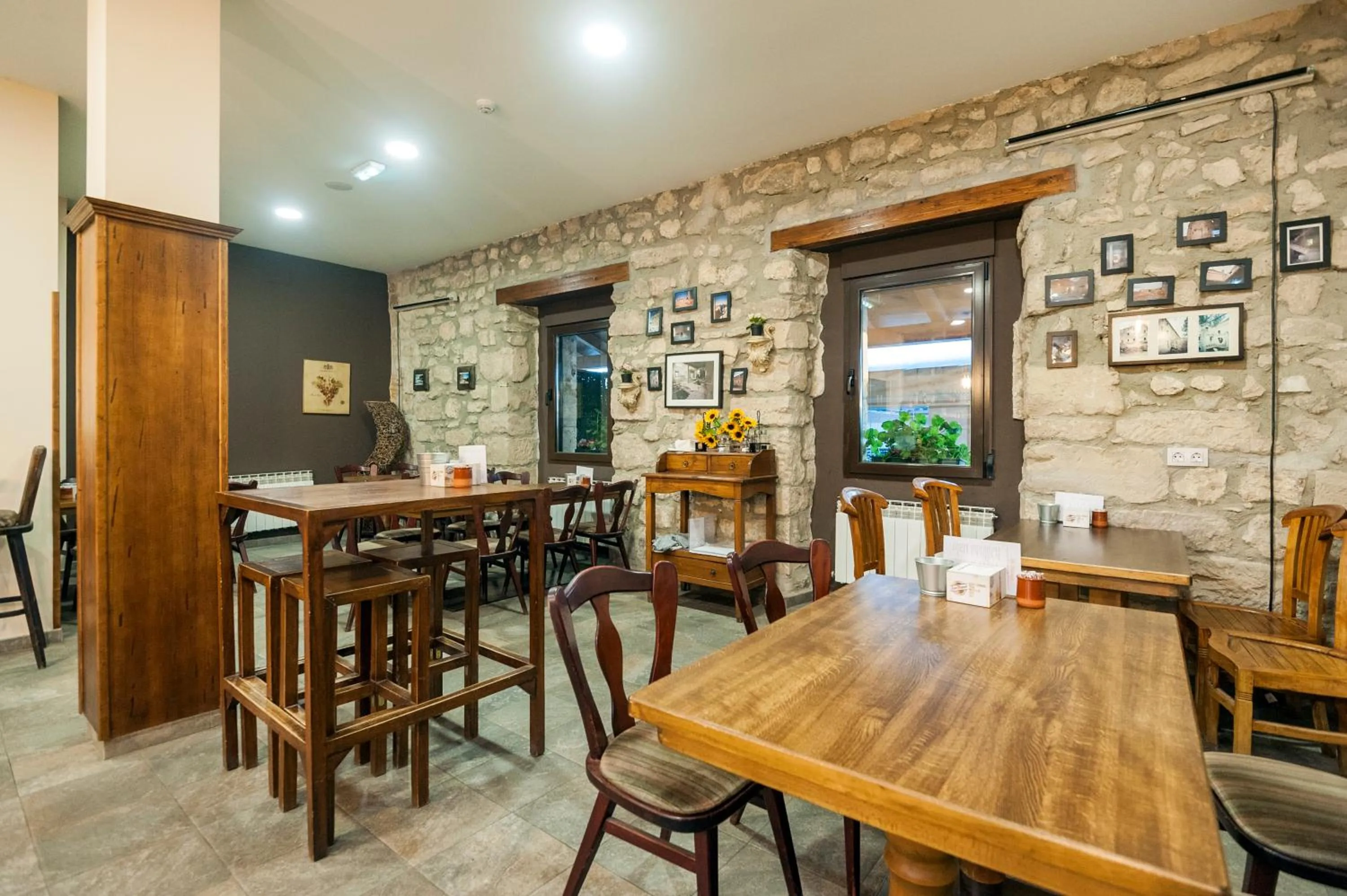 Restaurant/places to eat in Albergue turístico "La Fábrica"