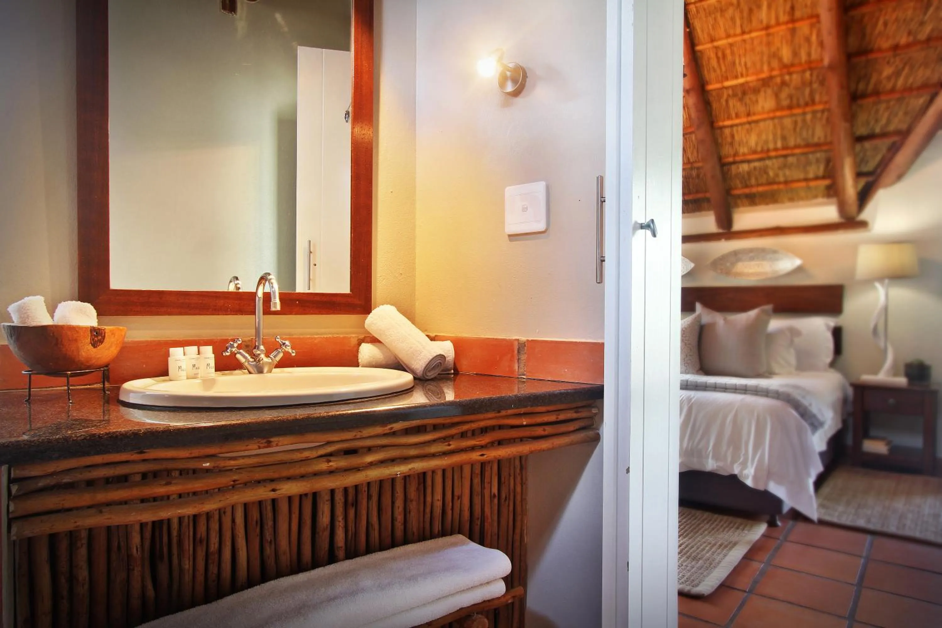 Bathroom, Bed in Itaga Luxury Private Game Lodge