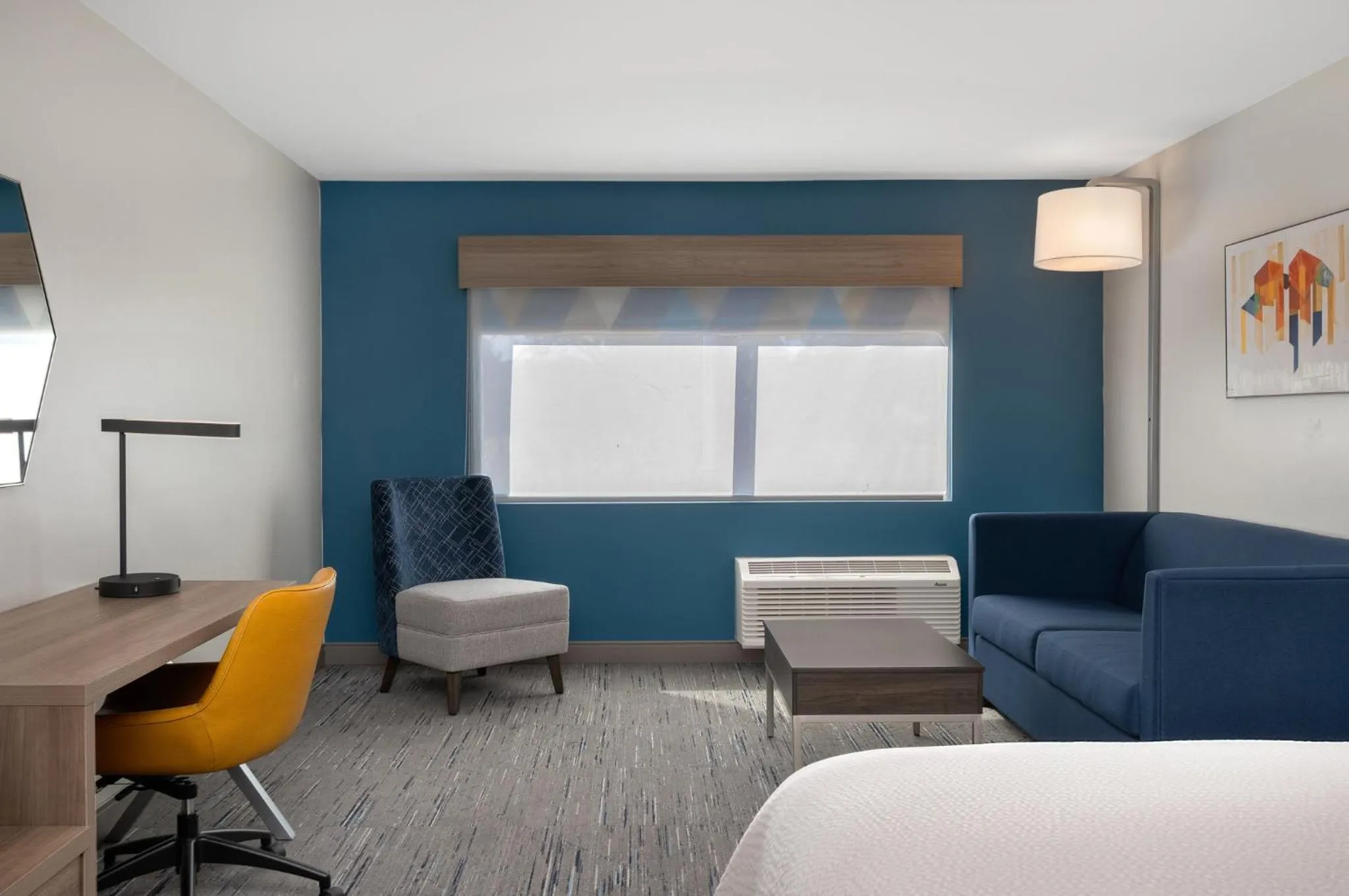 Photo of the whole room, Bed in Holiday Inn Express & Suites Alton St Louis Area by IHG