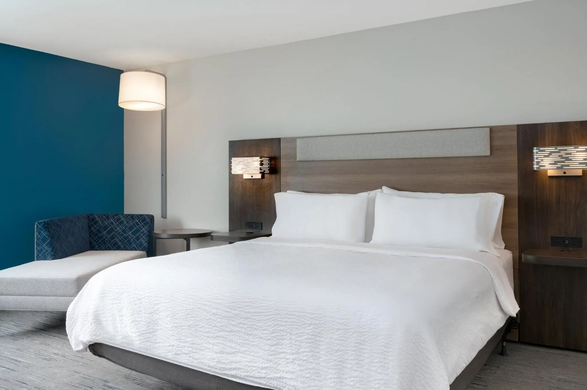 Photo of the whole room, Bed in Holiday Inn Express & Suites Alton St Louis Area by IHG