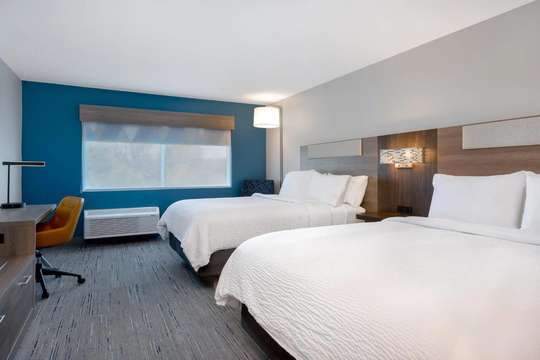 Photo of the whole room, Bed in Holiday Inn Express & Suites Alton St Louis Area by IHG