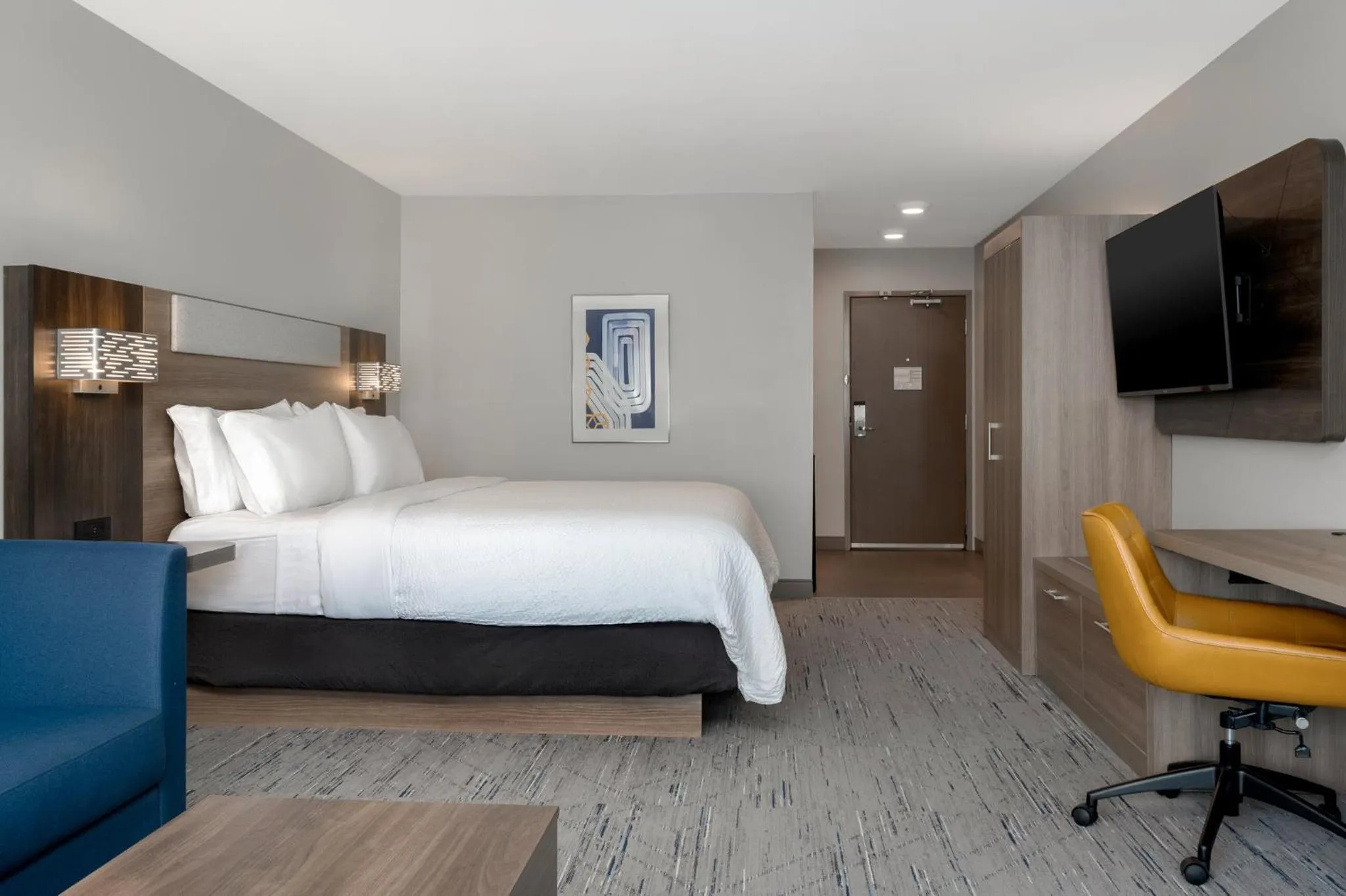 Photo of the whole room, Bed in Holiday Inn Express & Suites Alton St Louis Area by IHG